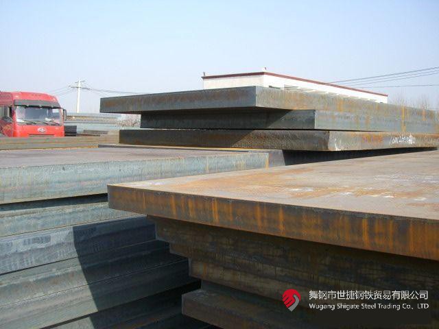 “這是我們研發(fā)的又一個國內(nèi)首發(fā)產(chǎn)品——174mm的高端特厚鉻鉬鋼板，一共11塊，將替代進(jìn)口，獨(dú)家應(yīng)用于江蘇某重點(diǎn)技改項(xiàng)目核心裝置——氨合成反應(yīng)器的制造！”9月5日，在河鋼集團(tuán)舞鋼公司產(chǎn)線上，看著一批鋼板即將裝車發(fā)往客戶，科技部研發(fā)人員李某某一臉自豪。  該產(chǎn)品的各項(xiàng)要求在此類鋼板中堪稱“史上最嚴(yán)”。由于該項(xiàng)目中的氨合成反應(yīng)器需要在高溫、高壓及氫腐蝕等極端條件下使用，對所需鋼鐵材料有著極為嚴(yán)苛的要求，對該類鋼板的生產(chǎn)研發(fā)來說堪稱“史上最嚴(yán)”。舞鋼公司在客戶項(xiàng)目設(shè)計(jì)的前期，就積極充分發(fā)揮技術(shù)優(yōu)勢，結(jié)合針對該項(xiàng)目所量身打造的科研攻關(guān)團(tuán)隊(duì)，與用戶深入對接，為其設(shè)計(jì)滿足該項(xiàng)目個性化需求的高端特厚鋼板。在研發(fā)過程中，針對鋼板的模擬焊后熱處理工藝溫度及檢驗(yàn)技術(shù)難度在該厚度范圍為行業(yè)最嚴(yán)、居國際領(lǐng)先水平的客觀實(shí)際，舞鋼公司加大技術(shù)創(chuàng)新力度，創(chuàng)新設(shè)計(jì)軋制、熱處理工藝，一舉攻克了高溫長時模擬焊后特厚鋼板全厚度界面低溫沖擊功參數(shù)較差的行業(yè)共性技術(shù)難題，并全流程嚴(yán)格把控工藝技術(shù)質(zhì)量管理，最終打造出探傷合格率和性能合格率均為100%且極具舞鋼特色的高端特厚鉻鉬鋼板，產(chǎn)品各項(xiàng)技術(shù)指標(biāo)處于國際領(lǐng)先水平，贏得了客戶稱贊。
