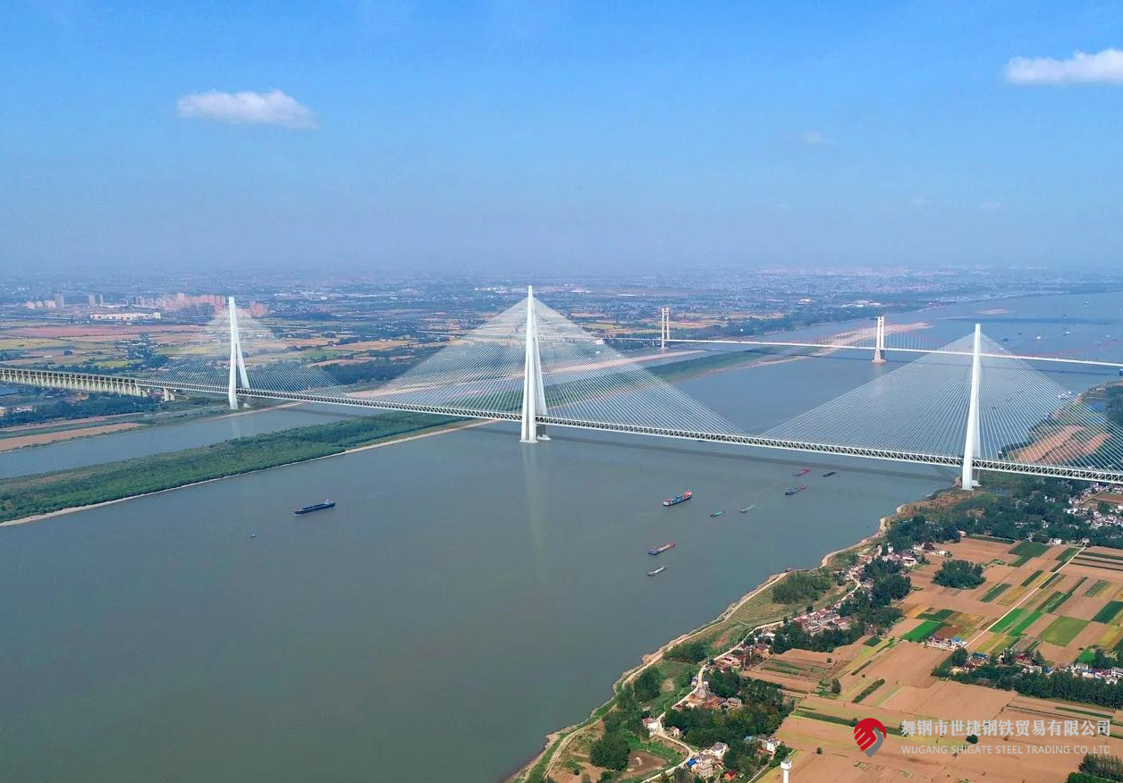 4月10日，中央電視臺《新聞聯(lián)播》和《東方時空》節(jié)目同時播報了世界最大跨度三塔斜拉橋——馬鞍山長江公鐵大橋主塔開始吊裝的消息。該項目建設(shè)過程中，河鋼集團舞鋼公司累計為其供應高級別橋梁鋼板Q370qE、Q420qE、Q500qE近6萬噸，用于該橋關(guān)鍵部位建設(shè)。其中，批量供貨的高級別橋梁鋼Q500qE各項技術(shù)指標世界領(lǐng)先。目前，舞鋼高端橋梁鋼實現(xiàn)了從Q345到Q690級別的全覆蓋。    2219e9e1e81cd18f2738bf2b469e6b98.png  近年來，舞鋼加速“兩個結(jié)構(gòu)”優(yōu)化，以高端客戶需求和產(chǎn)業(yè)鏈高質(zhì)量發(fā)展為導向，不斷推動技術(shù)和產(chǎn)品升級。針對項目需求，舞鋼成立攻關(guān)團隊，與客戶深度對接，精心設(shè)計生產(chǎn)保供方案，通過精確控制冶煉過程，確保了鋼板內(nèi)部質(zhì)量穩(wěn)定；創(chuàng)新軋制、熱處理工藝，攻克制約鋼板強度提升的工藝瓶頸，確保了鋼板各項性能全部滿足客戶要求。  為了保證在極短的交貨期內(nèi)實現(xiàn)高質(zhì)量交貨，舞鋼集中各類優(yōu)勢資源，創(chuàng)新橋梁鋼生產(chǎn)工藝，將交貨期縮短了約5天時間。在客戶的加工使用、安裝等各環(huán)節(jié)，舞鋼技術(shù)營銷服務(wù)團隊及進跟進，為其提供精準、專業(yè)的服務(wù)，贏得了客戶信賴。  馬鞍山長江公鐵大橋單跨1120米，雙跨連續(xù)跨度2240米；中塔塔高345米，相當于115層樓，為目前世界最高橋塔；承臺長89.2米、寬54.7米，平面面積近5000平方米，相當于8個標準籃球場，為目前世界最大規(guī)模的橋梁樁基礎(chǔ)。