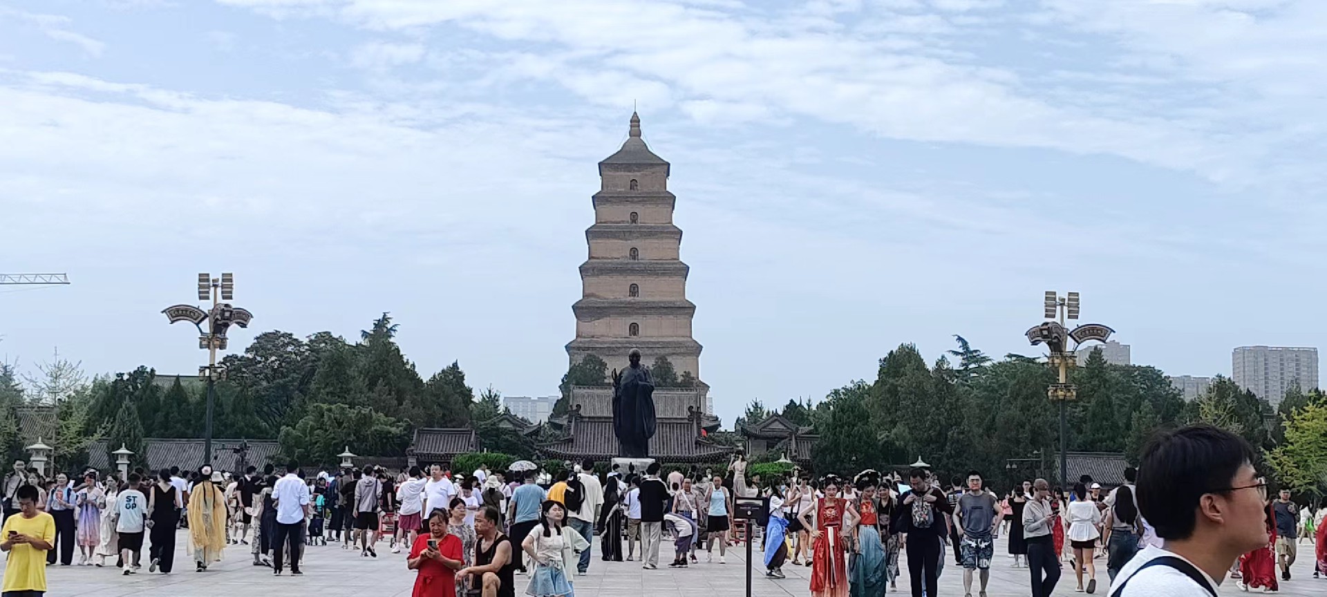 西安是國(guó)務(wù)院公布的首批國(guó)家歷史文化名城，有西周、秦、西漢、唐等在內(nèi)的13個(gè)朝代在此建都，是世界四大古都之一，中國(guó)古都學(xué)會(huì)認(rèn)定的中國(guó)建都朝代最多、帝都?xì)v史最長(zhǎng)的古都。曾經(jīng)作為中國(guó)首都和政治、經(jīng)濟(jì)、文化中心長(zhǎng)達(dá)1100多年。旅游景點(diǎn)有秦始皇兵馬俑博物館、大雁塔、陜西歷史博物館、華清池景區(qū)、碑林博物館等