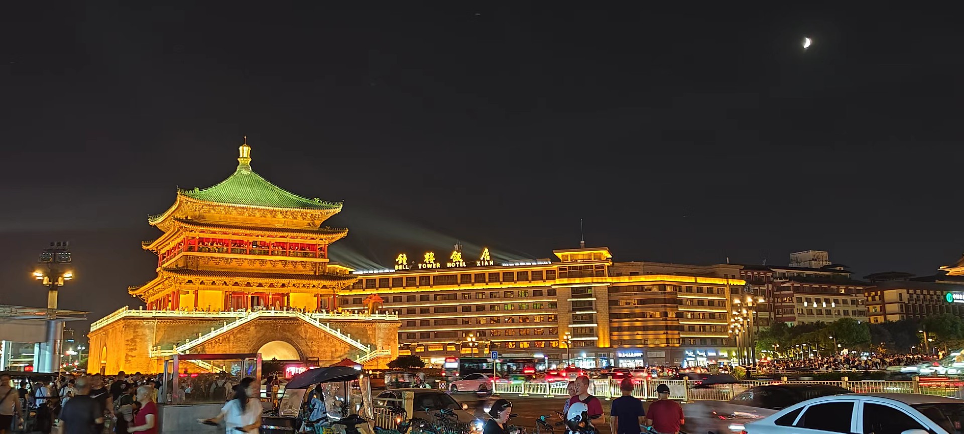 西安是國(guó)務(wù)院公布的首批國(guó)家歷史文化名城，有西周、秦、西漢、唐等在內(nèi)的13個(gè)朝代在此建都，是世界四大古都之一，中國(guó)古都學(xué)會(huì)認(rèn)定的中國(guó)建都朝代最多、帝都?xì)v史最長(zhǎng)的古都。曾經(jīng)作為中國(guó)首都和政治、經(jīng)濟(jì)、文化中心長(zhǎng)達(dá)1100多年。旅游景點(diǎn)有秦始皇兵馬俑博物館、大雁塔、陜西歷史博物館、華清池景區(qū)、碑林博物館等