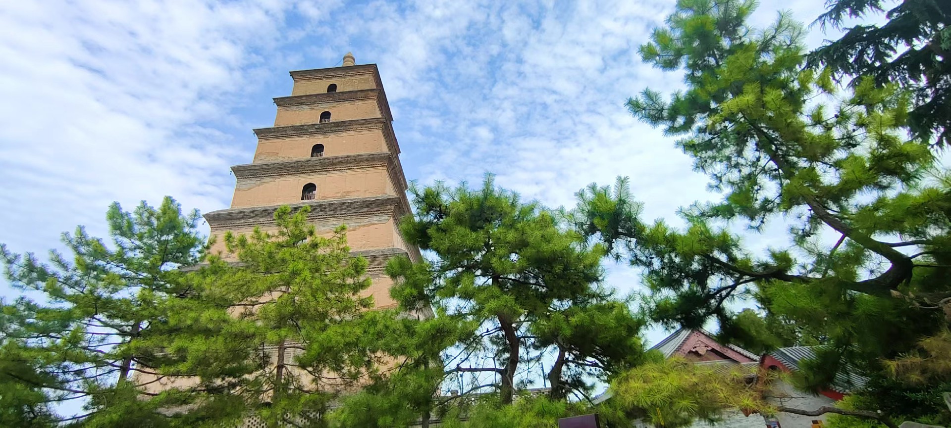 西安是國(guó)務(wù)院公布的首批國(guó)家歷史文化名城，有西周、秦、西漢、唐等在內(nèi)的13個(gè)朝代在此建都，是世界四大古都之一，中國(guó)古都學(xué)會(huì)認(rèn)定的中國(guó)建都朝代最多、帝都?xì)v史最長(zhǎng)的古都。曾經(jīng)作為中國(guó)首都和政治、經(jīng)濟(jì)、文化中心長(zhǎng)達(dá)1100多年。旅游景點(diǎn)有秦始皇兵馬俑博物館、大雁塔、陜西歷史博物館、華清池景區(qū)、碑林博物館等