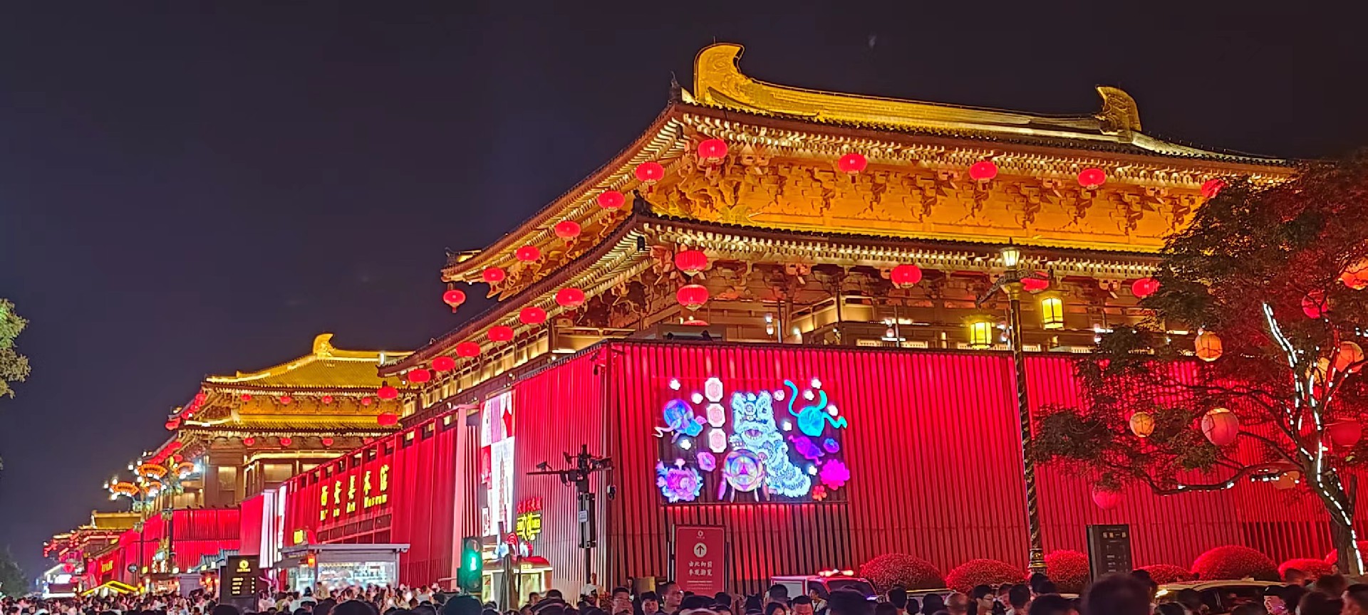 西安是國(guó)務(wù)院公布的首批國(guó)家歷史文化名城，有西周、秦、西漢、唐等在內(nèi)的13個(gè)朝代在此建都，是世界四大古都之一，中國(guó)古都學(xué)會(huì)認(rèn)定的中國(guó)建都朝代最多、帝都?xì)v史最長(zhǎng)的古都。曾經(jīng)作為中國(guó)首都和政治、經(jīng)濟(jì)、文化中心長(zhǎng)達(dá)1100多年。旅游景點(diǎn)有秦始皇兵馬俑博物館、大雁塔、陜西歷史博物館、華清池景區(qū)、碑林博物館等