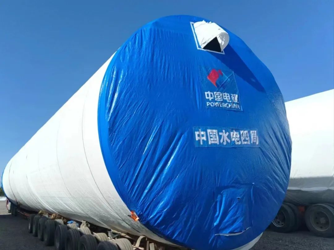 河鋼集團(tuán)舞鋼生產(chǎn)的一批高端風(fēng)電項(xiàng)目用鋼板如期發(fā)往客戶，將用于新彊吐魯番市重點(diǎn)能源項(xiàng)目——廣東能源托克遜縣100萬(wàn)千瓦風(fēng)電項(xiàng)目的風(fēng)電塔筒制造。目前，舞鋼已累計(jì)向該項(xiàng)目供應(yīng)高端風(fēng)電項(xiàng)目用鋼板近2萬(wàn)噸。 在供貨過(guò)程中，舞鋼強(qiáng)化項(xiàng)目跟蹤和技術(shù)營(yíng)銷，針對(duì)該項(xiàng)目設(shè)計(jì)和建設(shè)所需，為用戶設(shè)計(jì)從生產(chǎn)到供貨以及后期服務(wù)的一攬子解決方案。在生產(chǎn)過(guò)程中，舞鋼根據(jù)客戶所需，不斷推動(dòng)工藝和流程優(yōu)化，先后攻克冶煉和軋制環(huán)節(jié)的多個(gè)難題，滿足了客戶對(duì)鋼板表面質(zhì)量的特殊需求，并保證了按期高質(zhì)量交付。 廣東能源托克遜縣100萬(wàn)千瓦風(fēng)電項(xiàng)目（一期50萬(wàn)千瓦）位于新疆維吾爾自治區(qū)吐魯番市托克遜縣，屬于小草湖風(fēng)區(qū)。風(fēng)電場(chǎng)距離托克遜縣僅14公里，距烏魯木齊市約130公里。海拔集中在45至125米，場(chǎng)地開(kāi)闊，地形較平坦，地勢(shì)東南部低、西北部高。本工程擬安裝50臺(tái)風(fēng)力發(fā)電機(jī)組，機(jī)組塔高126.1米，總工程量約26000噸，是新疆首個(gè)直徑超過(guò)6米的單機(jī)容量達(dá)10兆瓦的非分片式風(fēng)電塔筒。  此項(xiàng)目為新建工程，地處新疆傳統(tǒng)九大風(fēng)區(qū)之一的吐魯番西部風(fēng)區(qū)核心位置，擁有得天獨(dú)厚的自然資源，與吐魯番市、烏魯木齊兩大用電負(fù)荷中心接壤，具備天然的負(fù)荷消納優(yōu)勢(shì)。項(xiàng)目投產(chǎn)后，年上網(wǎng)電量約23億千瓦時(shí)，可節(jié)約標(biāo)準(zhǔn)煤約70萬(wàn)噸，每年可減少二氧化碳排放233萬(wàn)噸，將具有良好的經(jīng)濟(jì)效益和生態(tài)效益。  百萬(wàn)千瓦級(jí)風(fēng)電項(xiàng)目的開(kāi)工建設(shè)，標(biāo)志著吐魯番市在打造千萬(wàn)千瓦級(jí)大型清潔能源基地的征程上又邁出了跨越式的一步，將有力推動(dòng)吐魯番綠色新能源產(chǎn)業(yè)進(jìn)入發(fā)展新時(shí)期，為建設(shè)全疆經(jīng)濟(jì)高質(zhì)量發(fā)展示范區(qū)提供新的、強(qiáng)有力的支撐。