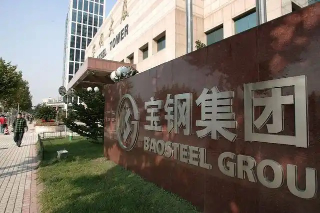 鋼鐵行業(yè)是全球工業(yè)體系中的重要支柱之一,其產(chǎn)品廣泛應(yīng)用于基礎(chǔ)設(shè)施建設(shè)、機(jī)械制造、汽車(chē)工業(yè)等領(lǐng)域。隨著全球工業(yè)化進(jìn)程的不斷深入,鋼鐵行業(yè)呈現(xiàn)出國(guó)際化競(jìng)爭(zhēng)格局。在眾多鋼鐵制造企業(yè)中,有6家公司以其出色的經(jīng)營(yíng)業(yè)績(jī)和強(qiáng)大的市場(chǎng)地位脫穎而出,成為了世界鋼鐵制造業(yè)的領(lǐng)軍企業(yè)。  第一，是總部位于中國(guó)的寶鋼集團(tuán)。寶鋼集團(tuán)創(chuàng)立于1992年,作為中國(guó)最大的鋼鐵生產(chǎn)企業(yè),其年產(chǎn)鋼鐵超過(guò)1億噸,在全球鋼鐵企業(yè)中居首位。寶鋼集團(tuán)擁有先進(jìn)的煉鋼技術(shù)和完善的產(chǎn)業(yè)鏈,產(chǎn)品涵蓋了碳鋼、合金鋼、不銹鋼等多個(gè)品類(lèi),廣泛應(yīng)用于汽車(chē)、家電、建筑等領(lǐng)域。在國(guó)內(nèi)市場(chǎng)上,寶鋼集團(tuán)占據(jù)主導(dǎo)地位,同時(shí)也積極拓展海外市場(chǎng),在全球范圍內(nèi)享有較高的品牌知名度。   第二，是同樣總部設(shè)在中國(guó)的武鋼集團(tuán)。武鋼集團(tuán)成立于1958年,是中國(guó)最早的鋼鐵生產(chǎn)企業(yè)之一,擁有悠久的歷史和豐富的生產(chǎn)經(jīng)驗(yàn)。該集團(tuán)主營(yíng)碳鋼和合金鋼的生產(chǎn),年產(chǎn)量超過(guò)5000萬(wàn)噸,位居全球第二。武鋼集團(tuán)不僅在國(guó)內(nèi)市場(chǎng)占有重要地位,同時(shí)也積極開(kāi)拓海外市場(chǎng),產(chǎn)品遠(yuǎn)銷(xiāo)歐洲、東南亞等地區(qū)。近年來(lái),武鋼集團(tuán)通過(guò)并購(gòu)重組等方式不斷擴(kuò)大產(chǎn)能,提升了其在全球鋼鐵行業(yè)的影響力。   第三，是總部位于印度的塔塔鋼鐵公司。塔塔鋼鐵公司成立于1907年,是全球歷史最悠久的鋼鐵制造企業(yè)之一。該公司年產(chǎn)鋼鐵超過(guò)1800萬(wàn)噸,產(chǎn)品涵蓋了碳鋼、合金鋼、不銹鋼等種類(lèi),廣泛應(yīng)用于汽車(chē)、基礎(chǔ)設(shè)施、機(jī)械制造等領(lǐng)域。憑借雄厚的技術(shù)實(shí)力和優(yōu)秀的管理團(tuán)隊(duì),塔塔鋼鐵公司在全球鋼鐵市場(chǎng)上占據(jù)了重要地位,在發(fā)展中國(guó)家市場(chǎng)尤其具有優(yōu)勢(shì)。   第四，是總部位于日本的新日鐵住金株式會(huì)社。新日鐵住金株式會(huì)社是日本最大的鋼鐵制造企業(yè),年產(chǎn)鋼鐵約4500萬(wàn)噸,位居全球第四。該公司擁有業(yè)內(nèi)領(lǐng)先的技術(shù)水平,在煉鋼、軋鋼等工藝上均有很強(qiáng)的競(jìng)爭(zhēng)力。同時(shí),新日鐵住金還積極推動(dòng)產(chǎn)品創(chuàng)新,開(kāi)發(fā)出多種高性能鋼材,廣泛應(yīng)用于汽車(chē)制造、電子電器等行業(yè)。憑借雄厚的技術(shù)實(shí)力和優(yōu)質(zhì)的產(chǎn)品,新日鐵住金在日本國(guó)內(nèi)以及東亞地區(qū)市場(chǎng)占據(jù)主導(dǎo)地位。   第五,是總部位于韓國(guó)的POSCO。POSCO創(chuàng)立于1968年,是韓國(guó)最大的鋼鐵制造企業(yè),年產(chǎn)鋼鐵約4000萬(wàn)噸。POSCO在煉鋼技術(shù)、產(chǎn)品研發(fā)等方面均處于業(yè)內(nèi)領(lǐng)先水平,旗下?lián)碛卸嗉液Ｍ庾庸?業(yè)務(wù)覆蓋全球主要市場(chǎng)。近年來(lái),POSCO不斷優(yōu)化產(chǎn)品結(jié)構(gòu),提升高附加值鋼材的占比,在汽車(chē)制造、電子等領(lǐng)域具有較強(qiáng)的市場(chǎng)競(jìng)爭(zhēng)力。憑借優(yōu)秀的經(jīng)營(yíng)業(yè)績(jī)和穩(wěn)健的財(cái)務(wù)狀況,POSCO在全球鋼鐵行業(yè)中占據(jù)重要地位。   第六,是總部位于美國(guó)的美國(guó)鋼鐵公司。美國(guó)鋼鐵公司創(chuàng)立于1901年,是美國(guó)最大的鋼鐵制造企業(yè),年產(chǎn)鋼鐵約1600萬(wàn)噸。該公司在碳鋼、不銹鋼等品類(lèi)的生產(chǎn)上均具有較強(qiáng)的技術(shù)實(shí)力,產(chǎn)品廣泛應(yīng)用于汽車(chē)制造、基礎(chǔ)設(shè)施建設(shè)等領(lǐng)域。近年來(lái),美國(guó)鋼鐵公司通過(guò)資產(chǎn)重組和技術(shù)創(chuàng)新等措施,不斷提升自身競(jìng)爭(zhēng)力,在北美市場(chǎng)保持領(lǐng)先地位。   舉報(bào)/反饋