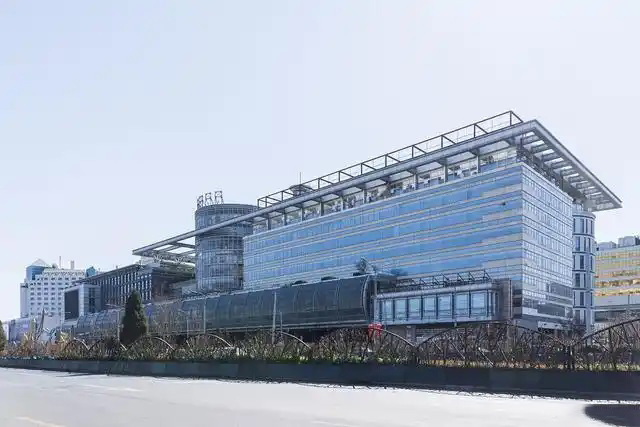 鋼鐵行業(yè)是全球工業(yè)體系中的重要支柱之一,其產(chǎn)品廣泛應(yīng)用于基礎(chǔ)設(shè)施建設(shè)、機(jī)械制造、汽車(chē)工業(yè)等領(lǐng)域。隨著全球工業(yè)化進(jìn)程的不斷深入,鋼鐵行業(yè)呈現(xiàn)出國(guó)際化競(jìng)爭(zhēng)格局。在眾多鋼鐵制造企業(yè)中,有6家公司以其出色的經(jīng)營(yíng)業(yè)績(jī)和強(qiáng)大的市場(chǎng)地位脫穎而出,成為了世界鋼鐵制造業(yè)的領(lǐng)軍企業(yè)。  第一，是總部位于中國(guó)的寶鋼集團(tuán)。寶鋼集團(tuán)創(chuàng)立于1992年,作為中國(guó)最大的鋼鐵生產(chǎn)企業(yè),其年產(chǎn)鋼鐵超過(guò)1億噸,在全球鋼鐵企業(yè)中居首位。寶鋼集團(tuán)擁有先進(jìn)的煉鋼技術(shù)和完善的產(chǎn)業(yè)鏈,產(chǎn)品涵蓋了碳鋼、合金鋼、不銹鋼等多個(gè)品類(lèi),廣泛應(yīng)用于汽車(chē)、家電、建筑等領(lǐng)域。在國(guó)內(nèi)市場(chǎng)上,寶鋼集團(tuán)占據(jù)主導(dǎo)地位,同時(shí)也積極拓展海外市場(chǎng),在全球范圍內(nèi)享有較高的品牌知名度。   第二，是同樣總部設(shè)在中國(guó)的武鋼集團(tuán)。武鋼集團(tuán)成立于1958年,是中國(guó)最早的鋼鐵生產(chǎn)企業(yè)之一,擁有悠久的歷史和豐富的生產(chǎn)經(jīng)驗(yàn)。該集團(tuán)主營(yíng)碳鋼和合金鋼的生產(chǎn),年產(chǎn)量超過(guò)5000萬(wàn)噸,位居全球第二。武鋼集團(tuán)不僅在國(guó)內(nèi)市場(chǎng)占有重要地位,同時(shí)也積極開(kāi)拓海外市場(chǎng),產(chǎn)品遠(yuǎn)銷(xiāo)歐洲、東南亞等地區(qū)。近年來(lái),武鋼集團(tuán)通過(guò)并購(gòu)重組等方式不斷擴(kuò)大產(chǎn)能,提升了其在全球鋼鐵行業(yè)的影響力。   第三，是總部位于印度的塔塔鋼鐵公司。塔塔鋼鐵公司成立于1907年,是全球歷史最悠久的鋼鐵制造企業(yè)之一。該公司年產(chǎn)鋼鐵超過(guò)1800萬(wàn)噸,產(chǎn)品涵蓋了碳鋼、合金鋼、不銹鋼等種類(lèi),廣泛應(yīng)用于汽車(chē)、基礎(chǔ)設(shè)施、機(jī)械制造等領(lǐng)域。憑借雄厚的技術(shù)實(shí)力和優(yōu)秀的管理團(tuán)隊(duì),塔塔鋼鐵公司在全球鋼鐵市場(chǎng)上占據(jù)了重要地位,在發(fā)展中國(guó)家市場(chǎng)尤其具有優(yōu)勢(shì)。   第四，是總部位于日本的新日鐵住金株式會(huì)社。新日鐵住金株式會(huì)社是日本最大的鋼鐵制造企業(yè),年產(chǎn)鋼鐵約4500萬(wàn)噸,位居全球第四。該公司擁有業(yè)內(nèi)領(lǐng)先的技術(shù)水平,在煉鋼、軋鋼等工藝上均有很強(qiáng)的競(jìng)爭(zhēng)力。同時(shí),新日鐵住金還積極推動(dòng)產(chǎn)品創(chuàng)新,開(kāi)發(fā)出多種高性能鋼材,廣泛應(yīng)用于汽車(chē)制造、電子電器等行業(yè)。憑借雄厚的技術(shù)實(shí)力和優(yōu)質(zhì)的產(chǎn)品,新日鐵住金在日本國(guó)內(nèi)以及東亞地區(qū)市場(chǎng)占據(jù)主導(dǎo)地位。   第五,是總部位于韓國(guó)的POSCO。POSCO創(chuàng)立于1968年,是韓國(guó)最大的鋼鐵制造企業(yè),年產(chǎn)鋼鐵約4000萬(wàn)噸。POSCO在煉鋼技術(shù)、產(chǎn)品研發(fā)等方面均處于業(yè)內(nèi)領(lǐng)先水平,旗下?lián)碛卸嗉液Ｍ庾庸?業(yè)務(wù)覆蓋全球主要市場(chǎng)。近年來(lái),POSCO不斷優(yōu)化產(chǎn)品結(jié)構(gòu),提升高附加值鋼材的占比,在汽車(chē)制造、電子等領(lǐng)域具有較強(qiáng)的市場(chǎng)競(jìng)爭(zhēng)力。憑借優(yōu)秀的經(jīng)營(yíng)業(yè)績(jī)和穩(wěn)健的財(cái)務(wù)狀況,POSCO在全球鋼鐵行業(yè)中占據(jù)重要地位。   第六,是總部位于美國(guó)的美國(guó)鋼鐵公司。美國(guó)鋼鐵公司創(chuàng)立于1901年,是美國(guó)最大的鋼鐵制造企業(yè),年產(chǎn)鋼鐵約1600萬(wàn)噸。該公司在碳鋼、不銹鋼等品類(lèi)的生產(chǎn)上均具有較強(qiáng)的技術(shù)實(shí)力,產(chǎn)品廣泛應(yīng)用于汽車(chē)制造、基礎(chǔ)設(shè)施建設(shè)等領(lǐng)域。近年來(lái),美國(guó)鋼鐵公司通過(guò)資產(chǎn)重組和技術(shù)創(chuàng)新等措施,不斷提升自身競(jìng)爭(zhēng)力,在北美市場(chǎng)保持領(lǐng)先地位。   舉報(bào)/反饋