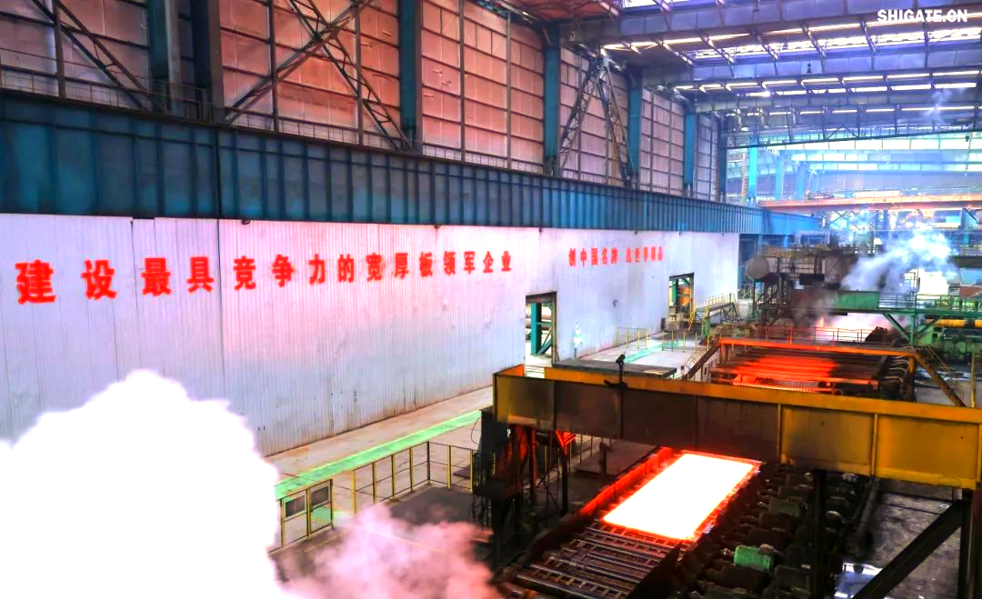 260余種寬厚板產(chǎn)品成功替代進口或按國外標準生產(chǎn)，多個品種填補國內(nèi)空白并獨家供貨，更有40余種遠銷海外。舞鋼公司不僅主導(dǎo)制定了臨氫設(shè)備用鉻鉬合金鋼板等十余項國家標準，還榮獲國家科學(xué)技術(shù)進步獎一等獎2項、二等獎1項，省部級科技進步獎更是數(shù)不勝數(shù)。自創(chuàng)立以來，河鋼集團舞鋼公司便深耕寬厚板研發(fā)制造，打造出響亮的民族品牌，穩(wěn)坐世界寬厚板領(lǐng)域的頭把交椅。 260余種寬厚板產(chǎn)品成功替代進口或按國外標準生產(chǎn)，多個品種填補國內(nèi)空白并獨家供貨，更有40余種遠銷海外。舞鋼公司不僅主導(dǎo)制定了臨氫設(shè)備用鉻鉬合金鋼板等十余項國家標準，還榮獲國家科學(xué)技術(shù)進步獎一等獎2項、二等獎1項，省部級科技進步獎更是數(shù)不勝數(shù)。自創(chuàng)立以來，河鋼集團舞鋼公司便深耕寬厚板研發(fā)制造，打造出響亮的民族品牌，穩(wěn)坐世界寬厚板領(lǐng)域的頭把交椅。 fdb85620c4ebcb4769ad69d0a0a3e58f.png圖為舞鋼生產(chǎn)現(xiàn)場一角。  品牌價值涵蓋了企業(yè)的多方面競爭力，包括產(chǎn)品實力、文化底蘊、資源調(diào)配能力、技術(shù)標準以及質(zhì)量管理等。河鋼集團舞鋼公司深知這一點，其黨委書記、董事長于勇強調(diào)，要緊密貼近市場脈搏，不斷強化科技創(chuàng)新，以更好地維護和提升舞鋼的品牌價值，推動企業(yè)更上一層樓。  近日，《中國冶金報》的記者們走進舞鋼，深入探訪了該企業(yè)品牌塑造的背后故事。舞鋼以科技為核心，提供高端定制服務(wù)，不僅緊跟行業(yè)動態(tài)和客戶需求，還專注于客戶應(yīng)用材料的替代研發(fā)，通過創(chuàng)新贏得先機。舞鋼人以攻堅克難的精神，突破關(guān)鍵技術(shù)難題，將關(guān)鍵核心技術(shù)牢牢掌握在自己手中，成功實現(xiàn)了從生產(chǎn)型企業(yè)到“制造+服務(wù)型企業(yè)”的轉(zhuǎn)型。  舞鋼黨委書記、董事長吝章國明確指出，舞鋼應(yīng)定位高端市場，致力于開發(fā)獨特且優(yōu)質(zhì)的高端產(chǎn)品，同時緊貼市場和客戶需求，提供量身定制的服務(wù)。這一策略不僅塑造了產(chǎn)品品牌，更提升了品牌價值。舞鋼國內(nèi)首發(fā)的SA737系列容器鋼板，以其大厚度、高技術(shù)難度，充分展現(xiàn)了企業(yè)在科技創(chuàng)新和高端定制方面的實力。 2024年10月，舞鋼在深入調(diào)研某重點客戶后，立志于替代進口，著手研發(fā)大厚度、高技術(shù)難度的碳錳釩SA737系列容器鋼板。為此，公司組建了由技術(shù)、營銷人員等組成的高端高效益產(chǎn)品攻關(guān)團隊，根據(jù)客戶需求定制了專屬供貨方案，贏得了客戶的信賴。  在生產(chǎn)過程中，舞鋼面臨鋼板厚度大、技術(shù)要求嚴苛等多重挑戰(zhàn)。但憑借強大的技術(shù)實力和創(chuàng)新能力，舞鋼團隊不僅成功實施了覆蓋關(guān)鍵工序的梯度試驗，還根據(jù)試驗數(shù)據(jù)進行了長達10余天的深入分析驗證，最終確定了與生產(chǎn)現(xiàn)場高度契合的最佳工藝方案。這一方案確保了SA737系列容器鋼板在拉伸性能、沖擊性能以及模擬焊后性能等方面均達到國內(nèi)領(lǐng)先水平，有力地提升了舞鋼的品牌價值。  圖為舞鋼第二鋼軋廠的生產(chǎn)現(xiàn)場。 2024年12月20日，舞鋼科技部收到了來自某高端客戶的積極反饋：“舞鋼生產(chǎn)的碳錳釩SA737系列容器鋼板焊接性能非常穩(wěn)定，簡直太好用了！連我們的工人都為你們點贊！”這標志著舞鋼首次成功批量生產(chǎn)出大厚度、高技術(shù)難度的碳錳釩SA737系列容器鋼板，實現(xiàn)了國內(nèi)首發(fā)，為舞鋼打造新的差異化優(yōu)勢、引領(lǐng)寬厚板行業(yè)的高質(zhì)量發(fā)展注入了強大動力。同時，用戶對高端材料經(jīng)濟性的追求也成為舞鋼研發(fā)工作的重要考量因素。截至2024年底，舞鋼高錳鋼已在國內(nèi)首臺套高錳鋼船“GasChem Phoenix”上實現(xiàn)了安全運行2萬海里的壯舉。這不僅標志著舞鋼高錳鋼在國內(nèi)率先實現(xiàn)了實船應(yīng)用，更意味著新一代低成本、高性能的超低溫國產(chǎn)高錳鋼從基礎(chǔ)研究走向了工程應(yīng)用，為高錳鋼的推廣和應(yīng)用樹立了新的里程碑。  圖為舞鋼第二鋼軋廠。LNG（液化天然氣）新型低溫高錳鋼憑借其出色的低溫韌性、高延展性以及高強度，相較于傳統(tǒng)LNG船罐材料所采用的Ni系低溫鋼，展現(xiàn)出了顯著的經(jīng)濟效益。高錳鋼的應(yīng)用對LNG船舶制造企業(yè)而言，不僅有助于降低生產(chǎn)成本，更能提升其市場競爭力。為了實現(xiàn)科研成果與客戶需求的高效轉(zhuǎn)化，舞鋼積極展開了全方位、多輪次的科技創(chuàng)新活動。 2024年12月18日，舞鋼的生產(chǎn)線上，一批高端壓力容器鋼板在經(jīng)過數(shù)小時精心熱處理后，順利完成了切割與取樣，隨后進入性能檢驗的關(guān)鍵環(huán)節(jié)?？萍疾康目蒲腥藛T全程緊密監(jiān)控，確保每一個環(huán)節(jié)都達到高標準。這批鋼板是為客戶量身定制的，面臨極高的技術(shù)挑戰(zhàn)，因為它們屬于超鑄坯壓縮比的極限規(guī)格。客戶要求在模擬長時間焊接后，對鋼板厚度一半處進行零下30攝氏度的沖擊韌性測試。同時，由于鋼板壓縮比小、厚度大，采用常規(guī)工藝難以確保各項性能指標。  面對這些挑戰(zhàn)，舞鋼的高端高效益產(chǎn)品攻關(guān)團隊從坯料生產(chǎn)、軋制到熱處理各環(huán)節(jié)入手，經(jīng)過不懈努力，終于找到了與性能指標相匹配的最佳工藝參數(shù)，從而優(yōu)化了整體生產(chǎn)工藝。最終，該鋼板的各項性能參數(shù)不僅遠超客戶預(yù)期，更達到了世界領(lǐng)先水平。  舞鋼第二鋼軋廠，一個致力于高端壓力容器鋼板研發(fā)與生產(chǎn)的重要基地。在這里，科技與創(chuàng)新是永恒的主題。吝章國，作為舞鋼的科技領(lǐng)軍人物，深知科技成果轉(zhuǎn)化的重要性。他強調(diào)，只有將研發(fā)出的產(chǎn)品真正轉(zhuǎn)化為實際生產(chǎn)力，才能實現(xiàn)其真正的價值。因此，舞鋼始終將科技成果轉(zhuǎn)化作為工作的重中之重，不斷推動技術(shù)創(chuàng)新與產(chǎn)業(yè)升級的深度融合。 2024年，舞鋼繼續(xù)堅定地走特鋼路線，并成功研發(fā)了18個新產(chǎn)品。此外，舞鋼還積極與20余家高端客戶進行互訪，并成功開發(fā)了104個直供用戶，首單訂貨量累計高達9.5萬余噸。這些成績的取得，得益于舞鋼在市場把控方面的機制創(chuàng)新。在制造業(yè)轉(zhuǎn)型升級的大背景下，中厚板領(lǐng)域已成為鋼鐵行業(yè)增長最快的領(lǐng)域和效益源泉，這也導(dǎo)致國內(nèi)中厚板市場的供需狀況發(fā)生了深刻變化。面對這一新形勢，舞鋼積極應(yīng)對，通過機制創(chuàng)新來提升市場把控力，以實現(xiàn)更好的生存和發(fā)展。  舞鋼通過創(chuàng)新機制體制，進一步強化了銷售端資源傾斜，推動企業(yè)從單一生產(chǎn)向“制造+服務(wù)”模式轉(zhuǎn)型。他們深化市場、客戶和服務(wù)意識，不斷提高執(zhí)行、適應(yīng)和變革能力，專注于市場和客戶需求。經(jīng)過一系列舉措，舞鋼對市場的把控能力得到了顯著提升。  在2024年9月6日的舞鋼高端水電鋼攻關(guān)團隊周例會上，該團隊負責(zé)人張曉克強調(diào)，擁有鋼需求的頭部客戶是市場開發(fā)的關(guān)鍵。他要求團隊成員主動走訪、對接和服務(wù)這些客戶。該團隊的積極攻關(guān)，使得舞鋼水電鋼合同承接量在2024年再創(chuàng)新高。  舞鋼始終以客戶需求為中心，通過多端對接和全面保障策略，不斷優(yōu)化產(chǎn)線建設(shè)。他們實施了領(lǐng)導(dǎo)班子成員的“產(chǎn)線包?！敝贫龋瑥亩鄠€維度對兩條產(chǎn)線進行數(shù)據(jù)畫像，包括噸鋼邊際貢獻、低邊際合同占比等。這些措施促進了產(chǎn)線和營銷人員更加關(guān)注產(chǎn)線關(guān)鍵指標和創(chuàng)效能力，推動了企業(yè)管理重點從產(chǎn)量向產(chǎn)線的轉(zhuǎn)變。 53歲的高級技師任亞強，在面臨軋制生產(chǎn)難度極大、近乎顛覆其認知的8120鋼板時，他堅定地選擇了挑戰(zhàn)。他不僅將軋輥壓下量精細調(diào)整，更把各道次的間隙時間縮短到極致，最終成功生產(chǎn)出滿足客戶要求的產(chǎn)品。這一成功，不僅彰顯了舞鋼在技術(shù)上的實力，更體現(xiàn)了他們對于市場和客戶需求的深刻洞察。  在舞鋼的攻關(guān)團隊中，“技術(shù)咖”們成為銷售的堅強后盾。他們無條件支持銷售，對銷售人員提出的問題積極響應(yīng)，確保當(dāng)日事當(dāng)日畢。正是這種高效協(xié)作的精神，使得舞鋼在2024年成功中標國內(nèi)多個知名建設(shè)項目。  在全員端，舞鋼更是全力以赴保市場，緊跟市場和客戶變化，提高反應(yīng)速度。他們突出柔性生產(chǎn)組織和靈活的訂單機制，實現(xiàn)生產(chǎn)組織與銷售的高度協(xié)同。同時，堅持加強質(zhì)量、成本和交貨期管理，珍惜品牌信譽，成為舞鋼廣大干部職工的工作準則。  一次江蘇客戶的746噸高端容器鋼板供貨合同，雖然交貨期只有短短20天，但舞鋼各部門、各單位加強協(xié)同，全方位提升保供能力。最終，在客戶要求的交貨期內(nèi)，舞鋼高質(zhì)量、高標準完成了整單合同產(chǎn)品交付，贏得了客戶的贊譽。這一成功案例，更是舞鋼對市場把控能力和執(zhí)行能力的有力證明。 針對市場和客戶對鋼板質(zhì)量的高標準要求，舞鋼的技術(shù)團隊進行了深入細致的技術(shù)評審和質(zhì)量預(yù)判。他們精心制定了科學(xué)合理的工藝方案，旨在從合同的技術(shù)交流、生效下發(fā)階段就開始精準識別生產(chǎn)難度，并提前進行干預(yù)，以確保產(chǎn)品設(shè)計開發(fā)的精準度，從而保障產(chǎn)品質(zhì)量。具體而言，舞鋼采取了以下措施：首先是加強過程管控，提高一次性合格率和合同兌現(xiàn)率；其次是技術(shù)指導(dǎo)全程參與，技術(shù)人員堅持“一次做對”的原則，對每個產(chǎn)品都進行嚴格管理，以杜絕因標準化作業(yè)執(zhí)行不力導(dǎo)致的質(zhì)量波動；最后是不斷追求工藝改進的完美性。  此外，舞鋼還通過健全激勵機制來激發(fā)銷售人員的積極性。他們根據(jù)KPI完成情況對銷售人員進行評價，并根據(jù)銷售業(yè)績給予報酬，同時實施末位淘汰制度。此外，還設(shè)立了銷售網(wǎng)點賽馬獎勵機制、高售價高效益合同獎勵機制以及高端高效益產(chǎn)品技術(shù)攻關(guān)團隊創(chuàng)效獎勵機制。  目前，舞鋼已針對高端細分市場、個性化小眾市場和新產(chǎn)業(yè)新業(yè)態(tài)市場需求進行了布局。他們設(shè)立了15個營銷網(wǎng)點和32個高端高效產(chǎn)品攻關(guān)團隊，形成了全線聯(lián)動的銷售反應(yīng)機制。2024年，舞鋼高端高效益產(chǎn)品的銷量同比提升了17%，高端熱處理產(chǎn)品的入庫量也同比增加7%。同時，頭部客戶的銷量占比提升了5%，高端產(chǎn)品的年銷量更是增長了18.9%。  舞鋼展廳一角，高端產(chǎn)品盡收眼底。 2025年，舞鋼將緊密圍繞河鋼集團的戰(zhàn)略規(guī)劃，持續(xù)專注于特鋼精品的研發(fā)與銷售，進一步強化“貼近市場、貼近客戶”的經(jīng)營理念，積極推進技術(shù)營銷策略的實施，深耕下游關(guān)鍵行業(yè)市場，從而不斷鞏固和擴大舞鋼在寬厚板領(lǐng)域的領(lǐng)先優(yōu)勢，持續(xù)提高舞鋼品牌的整體價值。圖為舞鋼生產(chǎn)現(xiàn)場一角。  品牌價值涵蓋了企業(yè)的多方面競爭力，包括產(chǎn)品實力、文化底蘊、資源調(diào)配能力、技術(shù)標準以及質(zhì)量管理等。河鋼集團舞鋼公司深知這一點，其黨委書記、董事長于勇強調(diào)，要緊密貼近市場脈搏，不斷強化科技創(chuàng)新，以更好地維護和提升舞鋼的品牌價值，推動企業(yè)更上一層樓。  近日，《中國冶金報》的記者們走進舞鋼，深入探訪了該企業(yè)品牌塑造的背后故事。舞鋼以科技為核心，提供高端定制服務(wù)，不僅緊跟行業(yè)動態(tài)和客戶需求，還專注于客戶應(yīng)用材料的替代研發(fā)，通過創(chuàng)新贏得先機。舞鋼人以攻堅克難的精神，突破關(guān)鍵技術(shù)難題，將關(guān)鍵核心技術(shù)牢牢掌握在自己手中，成功實現(xiàn)了從生產(chǎn)型企業(yè)到“制造+服務(wù)型企業(yè)”的轉(zhuǎn)型。  舞鋼黨委書記、董事長吝章國明確指出，舞鋼應(yīng)定位高端市場，致力于開發(fā)獨特且優(yōu)質(zhì)的高端產(chǎn)品，同時緊貼市場和客戶需求，提供量身定制的服務(wù)。這一策略不僅塑造了產(chǎn)品品牌，更提升了品牌價值。舞鋼國內(nèi)首發(fā)的SA737系列容器鋼板，以其大厚度、高技術(shù)難度，充分展現(xiàn)了企業(yè)在科技創(chuàng)新和高端定制方面的實力。 2024年10月，舞鋼在深入調(diào)研某重點客戶后，立志于替代進口，著手研發(fā)大厚度、高技術(shù)難度的碳錳釩SA737系列容器鋼板。為此，公司組建了由技術(shù)、營銷人員等組成的高端高效益產(chǎn)品攻關(guān)團隊，根據(jù)客戶需求定制了專屬供貨方案，贏得了客戶的信賴。  在生產(chǎn)過程中，舞鋼面臨鋼板厚度大、技術(shù)要求嚴苛等多重挑戰(zhàn)。但憑借強大的技術(shù)實力和創(chuàng)新能力，舞鋼團隊不僅成功實施了覆蓋關(guān)鍵工序的梯度試驗，還根據(jù)試驗數(shù)據(jù)進行了長達10余天的深入分析驗證，最終確定了與生產(chǎn)現(xiàn)場高度契合的最佳工藝方案。這一方案確保了SA737系列容器鋼板在拉伸性能、沖擊性能以及模擬焊后性能等方面均達到國內(nèi)領(lǐng)先水平，有力地提升了舞鋼的品牌價值。 5d7280e5f0e670f44544f8cefe0f0d14.png圖為舞鋼第二鋼軋廠的生產(chǎn)現(xiàn)場。 2024年12月20日，舞鋼科技部收到了來自某高端客戶的積極反饋：“舞鋼生產(chǎn)的碳錳釩SA737系列容器鋼板焊接性能非常穩(wěn)定，簡直太好用了！連我們的工人都為你們點贊！”這標志著舞鋼首次成功批量生產(chǎn)出大厚度、高技術(shù)難度的碳錳釩SA737系列容器鋼板，實現(xiàn)了國內(nèi)首發(fā)，為舞鋼打造新的差異化優(yōu)勢、引領(lǐng)寬厚板行業(yè)的高質(zhì)量發(fā)展注入了強大動力。同時，用戶對高端材料經(jīng)濟性的追求也成為舞鋼研發(fā)工作的重要考量因素。截至2024年底，舞鋼高錳鋼已在國內(nèi)首臺套高錳鋼船“GasChem Phoenix”上實現(xiàn)了安全運行2萬海里的壯舉。這不僅標志著舞鋼高錳鋼在國內(nèi)率先實現(xiàn)了實船應(yīng)用，更意味著新一代低成本、高性能的超低溫國產(chǎn)高錳鋼從基礎(chǔ)研究走向了工程應(yīng)用，為高錳鋼的推廣和應(yīng)用樹立了新的里程碑。 46457aad56baacd125c4811c93a87642.png圖為舞鋼第二鋼軋廠。LNG（液化天然氣）新型低溫高錳鋼憑借其出色的低溫韌性、高延展性以及高強度，相較于傳統(tǒng)LNG船罐材料所采用的Ni系低溫鋼，展現(xiàn)出了顯著的經(jīng)濟效益。高錳鋼的應(yīng)用對LNG船舶制造企業(yè)而言，不僅有助于降低生產(chǎn)成本，更能提升其市場競爭力。為了實現(xiàn)科研成果與客戶需求的高效轉(zhuǎn)化，舞鋼積極展開了全方位、多輪次的科技創(chuàng)新活動。 2024年12月18日，舞鋼的生產(chǎn)線上，一批高端壓力容器鋼板在經(jīng)過數(shù)小時精心熱處理后，順利完成了切割與取樣，隨后進入性能檢驗的關(guān)鍵環(huán)節(jié)。科技部的科研人員全程緊密監(jiān)控，確保每一個環(huán)節(jié)都達到高標準。這批鋼板是為客戶量身定制的，面臨極高的技術(shù)挑戰(zhàn)，因為它們屬于超鑄坯壓縮比的極限規(guī)格?？蛻粢笤谀M長時間焊接后，對鋼板厚度一半處進行零下30攝氏度的沖擊韌性測試。同時，由于鋼板壓縮比小、厚度大，采用常規(guī)工藝難以確保各項性能指標。  面對這些挑戰(zhàn)，舞鋼的高端高效益產(chǎn)品攻關(guān)團隊從坯料生產(chǎn)、軋制到熱處理各環(huán)節(jié)入手，經(jīng)過不懈努力，終于找到了與性能指標相匹配的最佳工藝參數(shù)，從而優(yōu)化了整體生產(chǎn)工藝。最終，該鋼板的各項性能參數(shù)不僅遠超客戶預(yù)期，更達到了世界領(lǐng)先水平。 03022d4b7265c93067bd0bb81ea61e91.png舞鋼第二鋼軋廠，一個致力于高端壓力容器鋼板研發(fā)與生產(chǎn)的重要基地。在這里，科技與創(chuàng)新是永恒的主題。吝章國，作為舞鋼的科技領(lǐng)軍人物，深知科技成果轉(zhuǎn)化的重要性。他強調(diào)，只有將研發(fā)出的產(chǎn)品真正轉(zhuǎn)化為實際生產(chǎn)力，才能實現(xiàn)其真正的價值。因此，舞鋼始終將科技成果轉(zhuǎn)化作為工作的重中之重，不斷推動技術(shù)創(chuàng)新與產(chǎn)業(yè)升級的深度融合。 2024年，舞鋼繼續(xù)堅定地走特鋼路線，并成功研發(fā)了18個新產(chǎn)品。此外，舞鋼還積極與20余家高端客戶進行互訪，并成功開發(fā)了104個直供用戶，首單訂貨量累計高達9.5萬余噸。這些成績的取得，得益于舞鋼在市場把控方面的機制創(chuàng)新。在制造業(yè)轉(zhuǎn)型升級的大背景下，中厚板領(lǐng)域已成為鋼鐵行業(yè)增長最快的領(lǐng)域和效益源泉，這也導(dǎo)致國內(nèi)中厚板市場的供需狀況發(fā)生了深刻變化。面對這一新形勢，舞鋼積極應(yīng)對，通過機制創(chuàng)新來提升市場把控力，以實現(xiàn)更好的生存和發(fā)展。 0a698836478e07383d7a298285345cad.png舞鋼通過創(chuàng)新機制體制，進一步強化了銷售端資源傾斜，推動企業(yè)從單一生產(chǎn)向“制造+服務(wù)”模式轉(zhuǎn)型。他們深化市場、客戶和服務(wù)意識，不斷提高執(zhí)行、適應(yīng)和變革能力，專注于市場和客戶需求。經(jīng)過一系列舉措，舞鋼對市場的把控能力得到了顯著提升。  在2024年9月6日的舞鋼高端水電鋼攻關(guān)團隊周例會上，該團隊負責(zé)人張曉克強調(diào)，擁有鋼需求的頭部客戶是市場開發(fā)的關(guān)鍵。他要求團隊成員主動走訪、對接和服務(wù)這些客戶。該團隊的積極攻關(guān)，使得舞鋼水電鋼合同承接量在2024年再創(chuàng)新高。  舞鋼始終以客戶需求為中心，通過多端對接和全面保障策略，不斷優(yōu)化產(chǎn)線建設(shè)。他們實施了領(lǐng)導(dǎo)班子成員的“產(chǎn)線包?！敝贫龋瑥亩鄠€維度對兩條產(chǎn)線進行數(shù)據(jù)畫像，包括噸鋼邊際貢獻、低邊際合同占比等。這些措施促進了產(chǎn)線和營銷人員更加關(guān)注產(chǎn)線關(guān)鍵指標和創(chuàng)效能力，推動了企業(yè)管理重點從產(chǎn)量向產(chǎn)線的轉(zhuǎn)變。 53歲的高級技師任亞強，在面臨軋制生產(chǎn)難度極大、近乎顛覆其認知的8120鋼板時，他堅定地選擇了挑戰(zhàn)。他不僅將軋輥壓下量精細調(diào)整，更把各道次的間隙時間縮短到極致，最終成功生產(chǎn)出滿足客戶要求的產(chǎn)品。這一成功，不僅彰顯了舞鋼在技術(shù)上的實力，更體現(xiàn)了他們對于市場和客戶需求的深刻洞察。  在舞鋼的攻關(guān)團隊中，“技術(shù)咖”們成為銷售的堅強后盾。他們無條件支持銷售，對銷售人員提出的問題積極響應(yīng)，確保當(dāng)日事當(dāng)日畢。正是這種高效協(xié)作的精神，使得舞鋼在2024年成功中標國內(nèi)多個知名建設(shè)項目。  在全員端，舞鋼更是全力以赴保市場，緊跟市場和客戶變化，提高反應(yīng)速度。他們突出柔性生產(chǎn)組織和靈活的訂單機制，實現(xiàn)生產(chǎn)組織與銷售的高度協(xié)同。同時，堅持加強質(zhì)量、成本和交貨期管理，珍惜品牌信譽，成為舞鋼廣大干部職工的工作準則。  一次江蘇客戶的746噸高端容器鋼板供貨合同，雖然交貨期只有短短20天，但舞鋼各部門、各單位加強協(xié)同，全方位提升保供能力。最終，在客戶要求的交貨期內(nèi)，舞鋼高質(zhì)量、高標準完成了整單合同產(chǎn)品交付，贏得了客戶的贊譽。這一成功案例，更是舞鋼對市場把控能力和執(zhí)行能力的有力證明。 針對市場和客戶對鋼板質(zhì)量的高標準要求，舞鋼的技術(shù)團隊進行了深入細致的技術(shù)評審和質(zhì)量預(yù)判。他們精心制定了科學(xué)合理的工藝方案，旨在從合同的技術(shù)交流、生效下發(fā)階段就開始精準識別生產(chǎn)難度，并提前進行干預(yù)，以確保產(chǎn)品設(shè)計開發(fā)的精準度，從而保障產(chǎn)品質(zhì)量。具體而言，舞鋼采取了以下措施：首先是加強過程管控，提高一次性合格率和合同兌現(xiàn)率；其次是技術(shù)指導(dǎo)全程參與，技術(shù)人員堅持“一次做對”的原則，對每個產(chǎn)品都進行嚴格管理，以杜絕因標準化作業(yè)執(zhí)行不力導(dǎo)致的質(zhì)量波動；最后是不斷追求工藝改進的完美性。  此外，舞鋼還通過健全激勵機制來激發(fā)銷售人員的積極性。他們根據(jù)KPI完成情況對銷售人員進行評價，并根據(jù)銷售業(yè)績給予報酬，同時實施末位淘汰制度。此外，還設(shè)立了銷售網(wǎng)點賽馬獎勵機制、高售價高效益合同獎勵機制以及高端高效益產(chǎn)品技術(shù)攻關(guān)團隊創(chuàng)效獎勵機制。  目前，舞鋼已針對高端細分市場、個性化小眾市場和新產(chǎn)業(yè)新業(yè)態(tài)市場需求進行了布局。他們設(shè)立了15個營銷網(wǎng)點和32個高端高效產(chǎn)品攻關(guān)團隊，形成了全線聯(lián)動的銷售反應(yīng)機制。2024年，舞鋼高端高效益產(chǎn)品的銷量同比提升了17%，高端熱處理產(chǎn)品的入庫量也同比增加7%。同時，頭部客戶的銷量占比提升了5%，高端產(chǎn)品的年銷量更是增長了18.9%。 14f58a2a32dec17139ea4d08778c063f.png舞鋼展廳一角，高端產(chǎn)品盡收眼底。 2025年，舞鋼將緊密圍繞河鋼集團的戰(zhàn)略規(guī)劃，持續(xù)專注于特鋼精品的研發(fā)與銷售，進一步強化“貼近市場、貼近客戶”的經(jīng)營理念，積極推進技術(shù)營銷策略的實施，深耕下游關(guān)鍵行業(yè)市場，從而不斷鞏固和擴大舞鋼在寬厚板領(lǐng)域的領(lǐng)先優(yōu)勢，持續(xù)提高舞鋼品牌的整體價值。