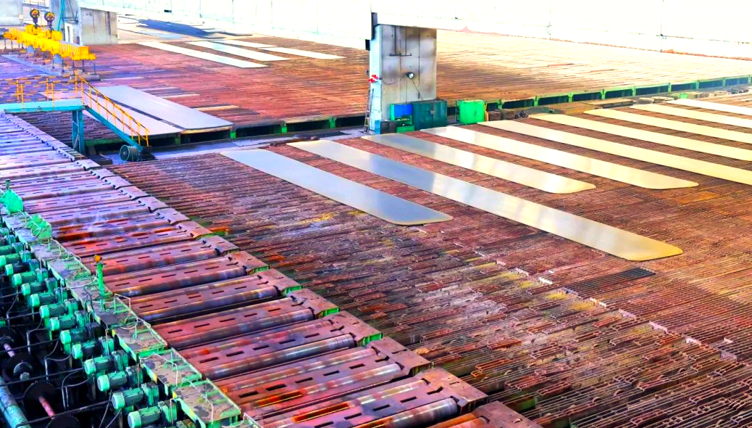 260余種寬厚板產(chǎn)品成功替代進口或按國外標準生產(chǎn)，多個品種填補國內(nèi)空白并獨家供貨，更有40余種遠銷海外。舞鋼公司不僅主導(dǎo)制定了臨氫設(shè)備用鉻鉬合金鋼板等十余項國家標準，還榮獲國家科學(xué)技術(shù)進步獎一等獎2項、二等獎1項，省部級科技進步獎更是數(shù)不勝數(shù)。自創(chuàng)立以來，河鋼集團舞鋼公司便深耕寬厚板研發(fā)制造，打造出響亮的民族品牌，穩(wěn)坐世界寬厚板領(lǐng)域的頭把交椅。 260余種寬厚板產(chǎn)品成功替代進口或按國外標準生產(chǎn)，多個品種填補國內(nèi)空白并獨家供貨，更有40余種遠銷海外。舞鋼公司不僅主導(dǎo)制定了臨氫設(shè)備用鉻鉬合金鋼板等十余項國家標準，還榮獲國家科學(xué)技術(shù)進步獎一等獎2項、二等獎1項，省部級科技進步獎更是數(shù)不勝數(shù)。自創(chuàng)立以來，河鋼集團舞鋼公司便深耕寬厚板研發(fā)制造，打造出響亮的民族品牌，穩(wěn)坐世界寬厚板領(lǐng)域的頭把交椅。 fdb85620c4ebcb4769ad69d0a0a3e58f.png圖為舞鋼生產(chǎn)現(xiàn)場一角。  品牌價值涵蓋了企業(yè)的多方面競爭力，包括產(chǎn)品實力、文化底蘊、資源調(diào)配能力、技術(shù)標準以及質(zhì)量管理等。河鋼集團舞鋼公司深知這一點，其黨委書記、董事長于勇強調(diào)，要緊密貼近市場脈搏，不斷強化科技創(chuàng)新，以更好地維護和提升舞鋼的品牌價值，推動企業(yè)更上一層樓。  近日，《中國冶金報》的記者們走進舞鋼，深入探訪了該企業(yè)品牌塑造的背后故事。舞鋼以科技為核心，提供高端定制服務(wù)，不僅緊跟行業(yè)動態(tài)和客戶需求，還專注于客戶應(yīng)用材料的替代研發(fā)，通過創(chuàng)新贏得先機。舞鋼人以攻堅克難的精神，突破關(guān)鍵技術(shù)難題，將關(guān)鍵核心技術(shù)牢牢掌握在自己手中，成功實現(xiàn)了從生產(chǎn)型企業(yè)到“制造+服務(wù)型企業(yè)”的轉(zhuǎn)型。  舞鋼黨委書記、董事長吝章國明確指出，舞鋼應(yīng)定位高端市場，致力于開發(fā)獨特且優(yōu)質(zhì)的高端產(chǎn)品，同時緊貼市場和客戶需求，提供量身定制的服務(wù)。這一策略不僅塑造了產(chǎn)品品牌，更提升了品牌價值。舞鋼國內(nèi)首發(fā)的SA737系列容器鋼板，以其大厚度、高技術(shù)難度，充分展現(xiàn)了企業(yè)在科技創(chuàng)新和高端定制方面的實力。 2024年10月，舞鋼在深入調(diào)研某重點客戶后，立志于替代進口，著手研發(fā)大厚度、高技術(shù)難度的碳錳釩SA737系列容器鋼板。為此，公司組建了由技術(shù)、營銷人員等組成的高端高效益產(chǎn)品攻關(guān)團隊，根據(jù)客戶需求定制了專屬供貨方案，贏得了客戶的信賴。  在生產(chǎn)過程中，舞鋼面臨鋼板厚度大、技術(shù)要求嚴苛等多重挑戰(zhàn)。但憑借強大的技術(shù)實力和創(chuàng)新能力，舞鋼團隊不僅成功實施了覆蓋關(guān)鍵工序的梯度試驗，還根據(jù)試驗數(shù)據(jù)進行了長達10余天的深入分析驗證，最終確定了與生產(chǎn)現(xiàn)場高度契合的最佳工藝方案。這一方案確保了SA737系列容器鋼板在拉伸性能、沖擊性能以及模擬焊后性能等方面均達到國內(nèi)領(lǐng)先水平，有力地提升了舞鋼的品牌價值。  圖為舞鋼第二鋼軋廠的生產(chǎn)現(xiàn)場。 2024年12月20日，舞鋼科技部收到了來自某高端客戶的積極反饋：“舞鋼生產(chǎn)的碳錳釩SA737系列容器鋼板焊接性能非常穩(wěn)定，簡直太好用了！連我們的工人都為你們點贊！”這標志著舞鋼首次成功批量生產(chǎn)出大厚度、高技術(shù)難度的碳錳釩SA737系列容器鋼板，實現(xiàn)了國內(nèi)首發(fā)，為舞鋼打造新的差異化優(yōu)勢、引領(lǐng)寬厚板行業(yè)的高質(zhì)量發(fā)展注入了強大動力。同時，用戶對高端材料經(jīng)濟性的追求也成為舞鋼研發(fā)工作的重要考量因素。截至2024年底，舞鋼高錳鋼已在國內(nèi)首臺套高錳鋼船“GasChem Phoenix”上實現(xiàn)了安全運行2萬海里的壯舉。這不僅標志著舞鋼高錳鋼在國內(nèi)率先實現(xiàn)了實船應(yīng)用，更意味著新一代低成本、高性能的超低溫國產(chǎn)高錳鋼從基礎(chǔ)研究走向了工程應(yīng)用，為高錳鋼的推廣和應(yīng)用樹立了新的里程碑。  圖為舞鋼第二鋼軋廠。LNG（液化天然氣）新型低溫高錳鋼憑借其出色的低溫韌性、高延展性以及高強度，相較于傳統(tǒng)LNG船罐材料所采用的Ni系低溫鋼，展現(xiàn)出了顯著的經(jīng)濟效益。高錳鋼的應(yīng)用對LNG船舶制造企業(yè)而言，不僅有助于降低生產(chǎn)成本，更能提升其市場競爭力。為了實現(xiàn)科研成果與客戶需求的高效轉(zhuǎn)化，舞鋼積極展開了全方位、多輪次的科技創(chuàng)新活動。 2024年12月18日，舞鋼的生產(chǎn)線上，一批高端壓力容器鋼板在經(jīng)過數(shù)小時精心熱處理后，順利完成了切割與取樣，隨后進入性能檢驗的關(guān)鍵環(huán)節(jié)。科技部的科研人員全程緊密監(jiān)控，確保每一個環(huán)節(jié)都達到高標準。這批鋼板是為客戶量身定制的，面臨極高的技術(shù)挑戰(zhàn)，因為它們屬于超鑄坯壓縮比的極限規(guī)格。客戶要求在模擬長時間焊接后，對鋼板厚度一半處進行零下30攝氏度的沖擊韌性測試。同時，由于鋼板壓縮比小、厚度大，采用常規(guī)工藝難以確保各項性能指標。  面對這些挑戰(zhàn)，舞鋼的高端高效益產(chǎn)品攻關(guān)團隊從坯料生產(chǎn)、軋制到熱處理各環(huán)節(jié)入手，經(jīng)過不懈努力，終于找到了與性能指標相匹配的最佳工藝參數(shù)，從而優(yōu)化了整體生產(chǎn)工藝。最終，該鋼板的各項性能參數(shù)不僅遠超客戶預(yù)期，更達到了世界領(lǐng)先水平。  舞鋼第二鋼軋廠，一個致力于高端壓力容器鋼板研發(fā)與生產(chǎn)的重要基地。在這里，科技與創(chuàng)新是永恒的主題。吝章國，作為舞鋼的科技領(lǐng)軍人物，深知科技成果轉(zhuǎn)化的重要性。他強調(diào)，只有將研發(fā)出的產(chǎn)品真正轉(zhuǎn)化為實際生產(chǎn)力，才能實現(xiàn)其真正的價值。因此，舞鋼始終將科技成果轉(zhuǎn)化作為工作的重中之重，不斷推動技術(shù)創(chuàng)新與產(chǎn)業(yè)升級的深度融合。 2024年，舞鋼繼續(xù)堅定地走特鋼路線，并成功研發(fā)了18個新產(chǎn)品。此外，舞鋼還積極與20余家高端客戶進行互訪，并成功開發(fā)了104個直供用戶，首單訂貨量累計高達9.5萬余噸。這些成績的取得，得益于舞鋼在市場把控方面的機制創(chuàng)新。在制造業(yè)轉(zhuǎn)型升級的大背景下，中厚板領(lǐng)域已成為鋼鐵行業(yè)增長最快的領(lǐng)域和效益源泉，這也導(dǎo)致國內(nèi)中厚板市場的供需狀況發(fā)生了深刻變化。面對這一新形勢，舞鋼積極應(yīng)對，通過機制創(chuàng)新來提升市場把控力，以實現(xiàn)更好的生存和發(fā)展。  舞鋼通過創(chuàng)新機制體制，進一步強化了銷售端資源傾斜，推動企業(yè)從單一生產(chǎn)向“制造+服務(wù)”模式轉(zhuǎn)型。他們深化市場、客戶和服務(wù)意識，不斷提高執(zhí)行、適應(yīng)和變革能力，專注于市場和客戶需求。經(jīng)過一系列舉措，舞鋼對市場的把控能力得到了顯著提升。  在2024年9月6日的舞鋼高端水電鋼攻關(guān)團隊周例會上，該團隊負責(zé)人張曉克強調(diào)，擁有鋼需求的頭部客戶是市場開發(fā)的關(guān)鍵。他要求團隊成員主動走訪、對接和服務(wù)這些客戶。該團隊的積極攻關(guān)，使得舞鋼水電鋼合同承接量在2024年再創(chuàng)新高。  舞鋼始終以客戶需求為中心，通過多端對接和全面保障策略，不斷優(yōu)化產(chǎn)線建設(shè)。他們實施了領(lǐng)導(dǎo)班子成員的“產(chǎn)線包保”制度，從多個維度對兩條產(chǎn)線進行數(shù)據(jù)畫像，包括噸鋼邊際貢獻、低邊際合同占比等。這些措施促進了產(chǎn)線和營銷人員更加關(guān)注產(chǎn)線關(guān)鍵指標和創(chuàng)效能力，推動了企業(yè)管理重點從產(chǎn)量向產(chǎn)線的轉(zhuǎn)變。 53歲的高級技師任亞強，在面臨軋制生產(chǎn)難度極大、近乎顛覆其認知的8120鋼板時，他堅定地選擇了挑戰(zhàn)。他不僅將軋輥壓下量精細調(diào)整，更把各道次的間隙時間縮短到極致，最終成功生產(chǎn)出滿足客戶要求的產(chǎn)品。這一成功，不僅彰顯了舞鋼在技術(shù)上的實力，更體現(xiàn)了他們對于市場和客戶需求的深刻洞察。  在舞鋼的攻關(guān)團隊中，“技術(shù)咖”們成為銷售的堅強后盾。他們無條件支持銷售，對銷售人員提出的問題積極響應(yīng)，確保當(dāng)日事當(dāng)日畢。正是這種高效協(xié)作的精神，使得舞鋼在2024年成功中標國內(nèi)多個知名建設(shè)項目。  在全員端，舞鋼更是全力以赴保市場，緊跟市場和客戶變化，提高反應(yīng)速度。他們突出柔性生產(chǎn)組織和靈活的訂單機制，實現(xiàn)生產(chǎn)組織與銷售的高度協(xié)同。同時，堅持加強質(zhì)量、成本和交貨期管理，珍惜品牌信譽，成為舞鋼廣大干部職工的工作準則。  一次江蘇客戶的746噸高端容器鋼板供貨合同，雖然交貨期只有短短20天，但舞鋼各部門、各單位加強協(xié)同，全方位提升保供能力。最終，在客戶要求的交貨期內(nèi)，舞鋼高質(zhì)量、高標準完成了整單合同產(chǎn)品交付，贏得了客戶的贊譽。這一成功案例，更是舞鋼對市場把控能力和執(zhí)行能力的有力證明。 針對市場和客戶對鋼板質(zhì)量的高標準要求，舞鋼的技術(shù)團隊進行了深入細致的技術(shù)評審和質(zhì)量預(yù)判。他們精心制定了科學(xué)合理的工藝方案，旨在從合同的技術(shù)交流、生效下發(fā)階段就開始精準識別生產(chǎn)難度，并提前進行干預(yù)，以確保產(chǎn)品設(shè)計開發(fā)的精準度，從而保障產(chǎn)品質(zhì)量。具體而言，舞鋼采取了以下措施：首先是加強過程管控，提高一次性合格率和合同兌現(xiàn)率；其次是技術(shù)指導(dǎo)全程參與，技術(shù)人員堅持“一次做對”的原則，對每個產(chǎn)品都進行嚴格管理，以杜絕因標準化作業(yè)執(zhí)行不力導(dǎo)致的質(zhì)量波動；最后是不斷追求工藝改進的完美性。  此外，舞鋼還通過健全激勵機制來激發(fā)銷售人員的積極性。他們根據(jù)KPI完成情況對銷售人員進行評價，并根據(jù)銷售業(yè)績給予報酬，同時實施末位淘汰制度。此外，還設(shè)立了銷售網(wǎng)點賽馬獎勵機制、高售價高效益合同獎勵機制以及高端高效益產(chǎn)品技術(shù)攻關(guān)團隊創(chuàng)效獎勵機制。  目前，舞鋼已針對高端細分市場、個性化小眾市場和新產(chǎn)業(yè)新業(yè)態(tài)市場需求進行了布局。他們設(shè)立了15個營銷網(wǎng)點和32個高端高效產(chǎn)品攻關(guān)團隊，形成了全線聯(lián)動的銷售反應(yīng)機制。2024年，舞鋼高端高效益產(chǎn)品的銷量同比提升了17%，高端熱處理產(chǎn)品的入庫量也同比增加7%。同時，頭部客戶的銷量占比提升了5%，高端產(chǎn)品的年銷量更是增長了18.9%。  舞鋼展廳一角，高端產(chǎn)品盡收眼底。 2025年，舞鋼將緊密圍繞河鋼集團的戰(zhàn)略規(guī)劃，持續(xù)專注于特鋼精品的研發(fā)與銷售，進一步強化“貼近市場、貼近客戶”的經(jīng)營理念，積極推進技術(shù)營銷策略的實施，深耕下游關(guān)鍵行業(yè)市場，從而不斷鞏固和擴大舞鋼在寬厚板領(lǐng)域的領(lǐng)先優(yōu)勢，持續(xù)提高舞鋼品牌的整體價值。圖為舞鋼生產(chǎn)現(xiàn)場一角。  品牌價值涵蓋了企業(yè)的多方面競爭力，包括產(chǎn)品實力、文化底蘊、資源調(diào)配能力、技術(shù)標準以及質(zhì)量管理等。河鋼集團舞鋼公司深知這一點，其黨委書記、董事長于勇強調(diào)，要緊密貼近市場脈搏，不斷強化科技創(chuàng)新，以更好地維護和提升舞鋼的品牌價值，推動企業(yè)更上一層樓。  近日，《中國冶金報》的記者們走進舞鋼，深入探訪了該企業(yè)品牌塑造的背后故事。舞鋼以科技為核心，提供高端定制服務(wù)，不僅緊跟行業(yè)動態(tài)和客戶需求，還專注于客戶應(yīng)用材料的替代研發(fā)，通過創(chuàng)新贏得先機。舞鋼人以攻堅克難的精神，突破關(guān)鍵技術(shù)難題，將關(guān)鍵核心技術(shù)牢牢掌握在自己手中，成功實現(xiàn)了從生產(chǎn)型企業(yè)到“制造+服務(wù)型企業(yè)”的轉(zhuǎn)型。  舞鋼黨委書記、董事長吝章國明確指出，舞鋼應(yīng)定位高端市場，致力于開發(fā)獨特且優(yōu)質(zhì)的高端產(chǎn)品，同時緊貼市場和客戶需求，提供量身定制的服務(wù)。這一策略不僅塑造了產(chǎn)品品牌，更提升了品牌價值。舞鋼國內(nèi)首發(fā)的SA737系列容器鋼板，以其大厚度、高技術(shù)難度，充分展現(xiàn)了企業(yè)在科技創(chuàng)新和高端定制方面的實力。 2024年10月，舞鋼在深入調(diào)研某重點客戶后，立志于替代進口，著手研發(fā)大厚度、高技術(shù)難度的碳錳釩SA737系列容器鋼板。為此，公司組建了由技術(shù)、營銷人員等組成的高端高效益產(chǎn)品攻關(guān)團隊，根據(jù)客戶需求定制了專屬供貨方案，贏得了客戶的信賴。  在生產(chǎn)過程中，舞鋼面臨鋼板厚度大、技術(shù)要求嚴苛等多重挑戰(zhàn)。但憑借強大的技術(shù)實力和創(chuàng)新能力，舞鋼團隊不僅成功實施了覆蓋關(guān)鍵工序的梯度試驗，還根據(jù)試驗數(shù)據(jù)進行了長達10余天的深入分析驗證，最終確定了與生產(chǎn)現(xiàn)場高度契合的最佳工藝方案。這一方案確保了SA737系列容器鋼板在拉伸性能、沖擊性能以及模擬焊后性能等方面均達到國內(nèi)領(lǐng)先水平，有力地提升了舞鋼的品牌價值。 5d7280e5f0e670f44544f8cefe0f0d14.png圖為舞鋼第二鋼軋廠的生產(chǎn)現(xiàn)場。 2024年12月20日，舞鋼科技部收到了來自某高端客戶的積極反饋：“舞鋼生產(chǎn)的碳錳釩SA737系列容器鋼板焊接性能非常穩(wěn)定，簡直太好用了！連我們的工人都為你們點贊！”這標志著舞鋼首次成功批量生產(chǎn)出大厚度、高技術(shù)難度的碳錳釩SA737系列容器鋼板，實現(xiàn)了國內(nèi)首發(fā)，為舞鋼打造新的差異化優(yōu)勢、引領(lǐng)寬厚板行業(yè)的高質(zhì)量發(fā)展注入了強大動力。同時，用戶對高端材料經(jīng)濟性的追求也成為舞鋼研發(fā)工作的重要考量因素。截至2024年底，舞鋼高錳鋼已在國內(nèi)首臺套高錳鋼船“GasChem Phoenix”上實現(xiàn)了安全運行2萬海里的壯舉。這不僅標志著舞鋼高錳鋼在國內(nèi)率先實現(xiàn)了實船應(yīng)用，更意味著新一代低成本、高性能的超低溫國產(chǎn)高錳鋼從基礎(chǔ)研究走向了工程應(yīng)用，為高錳鋼的推廣和應(yīng)用樹立了新的里程碑。 46457aad56baacd125c4811c93a87642.png圖為舞鋼第二鋼軋廠。LNG（液化天然氣）新型低溫高錳鋼憑借其出色的低溫韌性、高延展性以及高強度，相較于傳統(tǒng)LNG船罐材料所采用的Ni系低溫鋼，展現(xiàn)出了顯著的經(jīng)濟效益。高錳鋼的應(yīng)用對LNG船舶制造企業(yè)而言，不僅有助于降低生產(chǎn)成本，更能提升其市場競爭力。為了實現(xiàn)科研成果與客戶需求的高效轉(zhuǎn)化，舞鋼積極展開了全方位、多輪次的科技創(chuàng)新活動。 2024年12月18日，舞鋼的生產(chǎn)線上，一批高端壓力容器鋼板在經(jīng)過數(shù)小時精心熱處理后，順利完成了切割與取樣，隨后進入性能檢驗的關(guān)鍵環(huán)節(jié)?？萍疾康目蒲腥藛T全程緊密監(jiān)控，確保每一個環(huán)節(jié)都達到高標準。這批鋼板是為客戶量身定制的，面臨極高的技術(shù)挑戰(zhàn)，因為它們屬于超鑄坯壓縮比的極限規(guī)格?？蛻粢笤谀M長時間焊接后，對鋼板厚度一半處進行零下30攝氏度的沖擊韌性測試。同時，由于鋼板壓縮比小、厚度大，采用常規(guī)工藝難以確保各項性能指標。  面對這些挑戰(zhàn)，舞鋼的高端高效益產(chǎn)品攻關(guān)團隊從坯料生產(chǎn)、軋制到熱處理各環(huán)節(jié)入手，經(jīng)過不懈努力，終于找到了與性能指標相匹配的最佳工藝參數(shù)，從而優(yōu)化了整體生產(chǎn)工藝。最終，該鋼板的各項性能參數(shù)不僅遠超客戶預(yù)期，更達到了世界領(lǐng)先水平。 03022d4b7265c93067bd0bb81ea61e91.png舞鋼第二鋼軋廠，一個致力于高端壓力容器鋼板研發(fā)與生產(chǎn)的重要基地。在這里，科技與創(chuàng)新是永恒的主題。吝章國，作為舞鋼的科技領(lǐng)軍人物，深知科技成果轉(zhuǎn)化的重要性。他強調(diào)，只有將研發(fā)出的產(chǎn)品真正轉(zhuǎn)化為實際生產(chǎn)力，才能實現(xiàn)其真正的價值。因此，舞鋼始終將科技成果轉(zhuǎn)化作為工作的重中之重，不斷推動技術(shù)創(chuàng)新與產(chǎn)業(yè)升級的深度融合。 2024年，舞鋼繼續(xù)堅定地走特鋼路線，并成功研發(fā)了18個新產(chǎn)品。此外，舞鋼還積極與20余家高端客戶進行互訪，并成功開發(fā)了104個直供用戶，首單訂貨量累計高達9.5萬余噸。這些成績的取得，得益于舞鋼在市場把控方面的機制創(chuàng)新。在制造業(yè)轉(zhuǎn)型升級的大背景下，中厚板領(lǐng)域已成為鋼鐵行業(yè)增長最快的領(lǐng)域和效益源泉，這也導(dǎo)致國內(nèi)中厚板市場的供需狀況發(fā)生了深刻變化。面對這一新形勢，舞鋼積極應(yīng)對，通過機制創(chuàng)新來提升市場把控力，以實現(xiàn)更好的生存和發(fā)展。 0a698836478e07383d7a298285345cad.png舞鋼通過創(chuàng)新機制體制，進一步強化了銷售端資源傾斜，推動企業(yè)從單一生產(chǎn)向“制造+服務(wù)”模式轉(zhuǎn)型。他們深化市場、客戶和服務(wù)意識，不斷提高執(zhí)行、適應(yīng)和變革能力，專注于市場和客戶需求。經(jīng)過一系列舉措，舞鋼對市場的把控能力得到了顯著提升。  在2024年9月6日的舞鋼高端水電鋼攻關(guān)團隊周例會上，該團隊負責(zé)人張曉克強調(diào)，擁有鋼需求的頭部客戶是市場開發(fā)的關(guān)鍵。他要求團隊成員主動走訪、對接和服務(wù)這些客戶。該團隊的積極攻關(guān)，使得舞鋼水電鋼合同承接量在2024年再創(chuàng)新高。  舞鋼始終以客戶需求為中心，通過多端對接和全面保障策略，不斷優(yōu)化產(chǎn)線建設(shè)。他們實施了領(lǐng)導(dǎo)班子成員的“產(chǎn)線包?！敝贫龋瑥亩鄠€維度對兩條產(chǎn)線進行數(shù)據(jù)畫像，包括噸鋼邊際貢獻、低邊際合同占比等。這些措施促進了產(chǎn)線和營銷人員更加關(guān)注產(chǎn)線關(guān)鍵指標和創(chuàng)效能力，推動了企業(yè)管理重點從產(chǎn)量向產(chǎn)線的轉(zhuǎn)變。 53歲的高級技師任亞強，在面臨軋制生產(chǎn)難度極大、近乎顛覆其認知的8120鋼板時，他堅定地選擇了挑戰(zhàn)。他不僅將軋輥壓下量精細調(diào)整，更把各道次的間隙時間縮短到極致，最終成功生產(chǎn)出滿足客戶要求的產(chǎn)品。這一成功，不僅彰顯了舞鋼在技術(shù)上的實力，更體現(xiàn)了他們對于市場和客戶需求的深刻洞察。  在舞鋼的攻關(guān)團隊中，“技術(shù)咖”們成為銷售的堅強后盾。他們無條件支持銷售，對銷售人員提出的問題積極響應(yīng)，確保當(dāng)日事當(dāng)日畢。正是這種高效協(xié)作的精神，使得舞鋼在2024年成功中標國內(nèi)多個知名建設(shè)項目。  在全員端，舞鋼更是全力以赴保市場，緊跟市場和客戶變化，提高反應(yīng)速度。他們突出柔性生產(chǎn)組織和靈活的訂單機制，實現(xiàn)生產(chǎn)組織與銷售的高度協(xié)同。同時，堅持加強質(zhì)量、成本和交貨期管理，珍惜品牌信譽，成為舞鋼廣大干部職工的工作準則。  一次江蘇客戶的746噸高端容器鋼板供貨合同，雖然交貨期只有短短20天，但舞鋼各部門、各單位加強協(xié)同，全方位提升保供能力。最終，在客戶要求的交貨期內(nèi)，舞鋼高質(zhì)量、高標準完成了整單合同產(chǎn)品交付，贏得了客戶的贊譽。這一成功案例，更是舞鋼對市場把控能力和執(zhí)行能力的有力證明。 針對市場和客戶對鋼板質(zhì)量的高標準要求，舞鋼的技術(shù)團隊進行了深入細致的技術(shù)評審和質(zhì)量預(yù)判。他們精心制定了科學(xué)合理的工藝方案，旨在從合同的技術(shù)交流、生效下發(fā)階段就開始精準識別生產(chǎn)難度，并提前進行干預(yù)，以確保產(chǎn)品設(shè)計開發(fā)的精準度，從而保障產(chǎn)品質(zhì)量。具體而言，舞鋼采取了以下措施：首先是加強過程管控，提高一次性合格率和合同兌現(xiàn)率；其次是技術(shù)指導(dǎo)全程參與，技術(shù)人員堅持“一次做對”的原則，對每個產(chǎn)品都進行嚴格管理，以杜絕因標準化作業(yè)執(zhí)行不力導(dǎo)致的質(zhì)量波動；最后是不斷追求工藝改進的完美性。  此外，舞鋼還通過健全激勵機制來激發(fā)銷售人員的積極性。他們根據(jù)KPI完成情況對銷售人員進行評價，并根據(jù)銷售業(yè)績給予報酬，同時實施末位淘汰制度。此外，還設(shè)立了銷售網(wǎng)點賽馬獎勵機制、高售價高效益合同獎勵機制以及高端高效益產(chǎn)品技術(shù)攻關(guān)團隊創(chuàng)效獎勵機制。  目前，舞鋼已針對高端細分市場、個性化小眾市場和新產(chǎn)業(yè)新業(yè)態(tài)市場需求進行了布局。他們設(shè)立了15個營銷網(wǎng)點和32個高端高效產(chǎn)品攻關(guān)團隊，形成了全線聯(lián)動的銷售反應(yīng)機制。2024年，舞鋼高端高效益產(chǎn)品的銷量同比提升了17%，高端熱處理產(chǎn)品的入庫量也同比增加7%。同時，頭部客戶的銷量占比提升了5%，高端產(chǎn)品的年銷量更是增長了18.9%。 14f58a2a32dec17139ea4d08778c063f.png舞鋼展廳一角，高端產(chǎn)品盡收眼底。 2025年，舞鋼將緊密圍繞河鋼集團的戰(zhàn)略規(guī)劃，持續(xù)專注于特鋼精品的研發(fā)與銷售，進一步強化“貼近市場、貼近客戶”的經(jīng)營理念，積極推進技術(shù)營銷策略的實施，深耕下游關(guān)鍵行業(yè)市場，從而不斷鞏固和擴大舞鋼在寬厚板領(lǐng)域的領(lǐng)先優(yōu)勢，持續(xù)提高舞鋼品牌的整體價值。