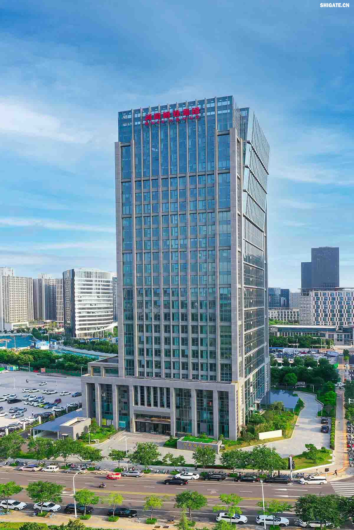 111.jpg 河南鋼鐵集團(tuán)鄭州總部    河南鋼鐵集團(tuán)有限公司（以下簡(jiǎn)稱河南鋼鐵集團(tuán)）2023年3月1日注冊(cè)成立，注冊(cè)資本為人民幣200億元，旗下有安鋼股份公司、周口鋼鐵公司（周鋼）、洛陽(yáng)銅加工集團(tuán)、舞陽(yáng)礦業(yè)公司等子企業(yè)。薄學(xué)斌同志任董事長(zhǎng)。河南鋼鐵集團(tuán)是省委、省政府為推動(dòng)全省鋼鐵產(chǎn)業(yè)轉(zhuǎn)型提質(zhì)、結(jié)構(gòu)調(diào)整和布局優(yōu)化，而作出的重大決策。河南鋼鐵集團(tuán)的核心企業(yè)安鋼始建于1958年，是新中國(guó)第一批重點(diǎn)建設(shè)的鋼鐵企業(yè)，為河南經(jīng)濟(jì)社會(huì)發(fā)展作出了不可磨滅的歷史性貢獻(xiàn)。2023年12月，洛陽(yáng)銅加工集團(tuán)有限責(zé)任公司加入集團(tuán)大家庭，開啟了全省鋼鐵、有色產(chǎn)業(yè)融合發(fā)展新征程；2024年7月，集團(tuán)進(jìn)入省管重要骨干企業(yè)序列，肩負(fù)起帶動(dòng)全省鋼鐵產(chǎn)業(yè)轉(zhuǎn)型提質(zhì)、結(jié)構(gòu)調(diào)整、布局優(yōu)化和推進(jìn)全省鋼鋁銅鎂融合發(fā)展的重要使命。  新的歷史時(shí)期，河南鋼鐵集團(tuán)深入學(xué)習(xí)貫徹習(xí)近平總書記關(guān)于建設(shè)現(xiàn)代化產(chǎn)業(yè)體系的重要論述，主動(dòng)扛起引領(lǐng)帶動(dòng)全省鋼鐵產(chǎn)業(yè)和有色產(chǎn)業(yè)高質(zhì)量發(fā)展的責(zé)任擔(dān)當(dāng)，明確了今后一個(gè)時(shí)期“1356”發(fā)展格局，構(gòu)畫了未來發(fā)展的大方向、大路子。按照“穩(wěn)住基本盤、邁向中高端、搶占新賽道”的發(fā)展路徑和“一年打基礎(chǔ)、三年上臺(tái)階、五年創(chuàng)一流”階段目標(biāo)，堅(jiān)持高端化、智能化、綠色化，向特鋼轉(zhuǎn)型，向先進(jìn)合金材料轉(zhuǎn)型，著力打造效益一流、產(chǎn)品一流、技術(shù)一流、品牌一流、環(huán)境一流、管理一流，營(yíng)業(yè)收入、資產(chǎn)規(guī)模均達(dá)千億級(jí)，具有國(guó)際影響力、國(guó)內(nèi)一流競(jìng)爭(zhēng)力、區(qū)域最強(qiáng)帶動(dòng)力的現(xiàn)代化冶金產(chǎn)業(yè)集團(tuán)。