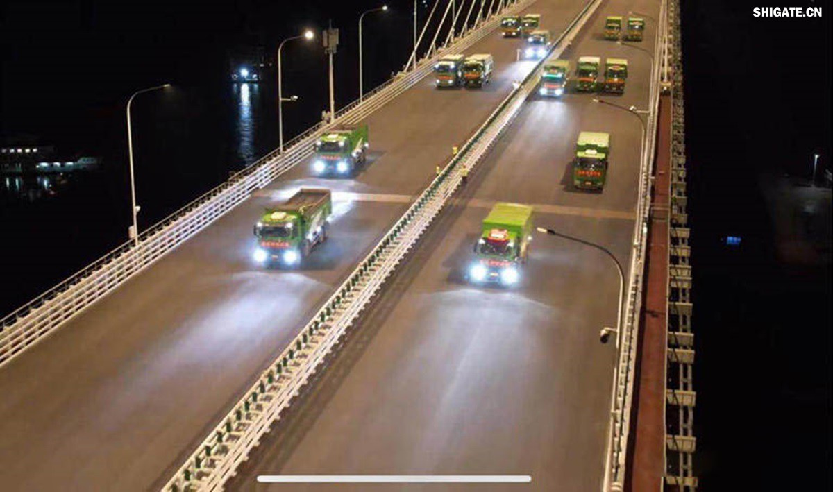 6月16日22時(shí)，世界最大跨度斜拉橋——常泰長(zhǎng)江大橋燈火通明，車聲轟鳴，一場(chǎng)通車前的“極限挑戰(zhàn)”正緊張進(jìn)行。30輛總重達(dá)1200噸的四軸加載車，分批列隊(duì)駛上橋面預(yù)先劃定的停靠點(diǎn)，并由提前布置在橋梁各關(guān)鍵部位的869個(gè)傳感器開展實(shí)時(shí)監(jiān)測(cè)，采集測(cè)試數(shù)據(jù)。由此，大橋跨江公鐵合建段主橋橋梁荷載試驗(yàn)全面啟動(dòng)。    AA1GQ79M.jpg    這次荷載試驗(yàn)覆蓋范圍具體包括1座主跨1208米斜拉橋、2座主跨388米鋼桁拱專用航道橋、1座非通航道孔橋以及南北兩座引橋，共設(shè)計(jì)119個(gè)靜載工況和111個(gè)動(dòng)載工況。其中，最大對(duì)稱靜力加載工況將動(dòng)用110輛四軸加載車，總重達(dá)4400噸。試驗(yàn)將持續(xù)一周，分五個(gè)階段進(jìn)行。試驗(yàn)首日在錄安洲非通航孔橋和常州側(cè)公鐵合建段引橋?qū)嵤? 常泰長(zhǎng)江大橋是連通常州與泰興的跨江通道，是長(zhǎng)江上首座集高速公路、城際鐵路和普通公路三種功能于一體的雙層復(fù)合型橋梁，計(jì)劃于今年年內(nèi)基本建成。它的上層為雙向六車道高速公路，下層為雙線城際鐵路和普通公路。如此復(fù)雜的結(jié)構(gòu)，如何確保它在未來百年服役中安全可靠？答案就藏在荷載試驗(yàn)中。    AA1GQduQ.jpg    荷載試驗(yàn)堪稱橋梁通車前的“綜合大考”，是確保橋梁安全運(yùn)營(yíng)的“體檢報(bào)告”。江蘇省交通工程建設(shè)局常泰長(zhǎng)江大橋建設(shè)指揮部現(xiàn)場(chǎng)常務(wù)副指揮長(zhǎng)夏鵬飛介紹，“荷載試驗(yàn)是檢測(cè)橋梁結(jié)構(gòu)安全和承載能力的重要手段，通過科學(xué)的加載測(cè)試和數(shù)據(jù)采集分析，驗(yàn)證實(shí)際成橋狀態(tài)與理論設(shè)計(jì)的鍥合度，確保常泰長(zhǎng)江大橋運(yùn)營(yíng)安全?！笨紤]到大橋主體采用鋼結(jié)構(gòu)和鋼-混凝土組合結(jié)構(gòu)，為最大限度減少晝夜溫差對(duì)測(cè)試數(shù)據(jù)的影響，所有試驗(yàn)均安排在夜間實(shí)施。  通過一系列科學(xué)嚴(yán)謹(jǐn)?shù)暮奢d測(cè)試，這座世界級(jí)多功能大橋的實(shí)際性能將得到充分檢驗(yàn)，為常泰長(zhǎng)江大橋后續(xù)安全通車運(yùn)營(yíng)提供至關(guān)重要的數(shù)據(jù)支撐。