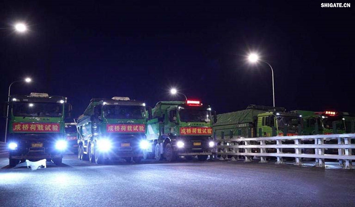 6月16日22時(shí)，世界最大跨度斜拉橋——常泰長(zhǎng)江大橋燈火通明，車聲轟鳴，一場(chǎng)通車前的“極限挑戰(zhàn)”正緊張進(jìn)行。30輛總重達(dá)1200噸的四軸加載車，分批列隊(duì)駛上橋面預(yù)先劃定的?？奎c(diǎn)，并由提前布置在橋梁各關(guān)鍵部位的869個(gè)傳感器開展實(shí)時(shí)監(jiān)測(cè)，采集測(cè)試數(shù)據(jù)。由此，大橋跨江公鐵合建段主橋橋梁荷載試驗(yàn)全面啟動(dòng)。    AA1GQ79M.jpg    這次荷載試驗(yàn)覆蓋范圍具體包括1座主跨1208米斜拉橋、2座主跨388米鋼桁拱專用航道橋、1座非通航道孔橋以及南北兩座引橋，共設(shè)計(jì)119個(gè)靜載工況和111個(gè)動(dòng)載工況。其中，最大對(duì)稱靜力加載工況將動(dòng)用110輛四軸加載車，總重達(dá)4400噸。試驗(yàn)將持續(xù)一周，分五個(gè)階段進(jìn)行。試驗(yàn)首日在錄安洲非通航孔橋和常州側(cè)公鐵合建段引橋?qū)嵤? 常泰長(zhǎng)江大橋是連通常州與泰興的跨江通道，是長(zhǎng)江上首座集高速公路、城際鐵路和普通公路三種功能于一體的雙層復(fù)合型橋梁，計(jì)劃于今年年內(nèi)基本建成。它的上層為雙向六車道高速公路，下層為雙線城際鐵路和普通公路。如此復(fù)雜的結(jié)構(gòu)，如何確保它在未來百年服役中安全可靠？答案就藏在荷載試驗(yàn)中。    AA1GQduQ.jpg    荷載試驗(yàn)堪稱橋梁通車前的“綜合大考”，是確保橋梁安全運(yùn)營(yíng)的“體檢報(bào)告”。江蘇省交通工程建設(shè)局常泰長(zhǎng)江大橋建設(shè)指揮部現(xiàn)場(chǎng)常務(wù)副指揮長(zhǎng)夏鵬飛介紹，“荷載試驗(yàn)是檢測(cè)橋梁結(jié)構(gòu)安全和承載能力的重要手段，通過科學(xué)的加載測(cè)試和數(shù)據(jù)采集分析，驗(yàn)證實(shí)際成橋狀態(tài)與理論設(shè)計(jì)的鍥合度，確保常泰長(zhǎng)江大橋運(yùn)營(yíng)安全。”考慮到大橋主體采用鋼結(jié)構(gòu)和鋼-混凝土組合結(jié)構(gòu)，為最大限度減少晝夜溫差對(duì)測(cè)試數(shù)據(jù)的影響，所有試驗(yàn)均安排在夜間實(shí)施。  通過一系列科學(xué)嚴(yán)謹(jǐn)?shù)暮奢d測(cè)試，這座世界級(jí)多功能大橋的實(shí)際性能將得到充分檢驗(yàn)，為常泰長(zhǎng)江大橋后續(xù)安全通車運(yùn)營(yíng)提供至關(guān)重要的數(shù)據(jù)支撐。