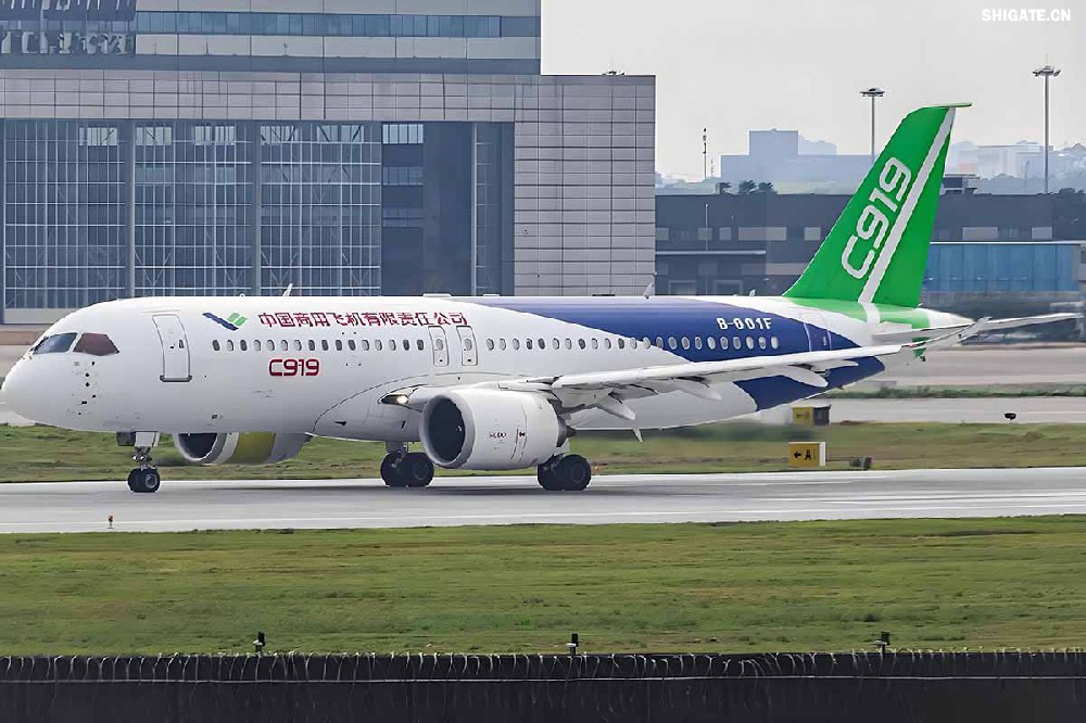 12月9日，國(guó)產(chǎn)大飛機(jī)C919的全球首家用戶(hù)東航，正式接收首架C919飛機(jī)，標(biāo)志著國(guó)產(chǎn)大飛機(jī)邁出市場(chǎng)運(yùn)營(yíng)的“第一步”，也標(biāo)志著中國(guó)民航運(yùn)輸市場(chǎng)首次擁有中國(guó)自主研發(fā)的噴氣式干線飛機(jī)。  消息傳來(lái)，河鋼集團(tuán)干部職工倍感振奮。因?yàn)?，?guó)產(chǎn)大飛機(jī)工程也凝聚了河鋼干部職工的心血和汗水，見(jiàn)證了河鋼人的獨(dú)特貢獻(xiàn)。河鋼自主研發(fā)的390mm大厚度調(diào)質(zhì)鋼20MnNiMo，填補(bǔ)國(guó)內(nèi)空白，用于大飛機(jī)項(xiàng)目的核心設(shè)備——世界最大的8萬(wàn)噸級(jí)模鍛壓機(jī)制造，為國(guó)產(chǎn)大飛機(jī)提供堅(jiān)強(qiáng)的鋼鐵支撐。    建功大國(guó)重器  航空模鍛件是飛機(jī)的“鋼脊鐵翅”，需要大型的模鍛設(shè)備才能高質(zhì)量批量鍛制。在中國(guó)制造大型模鍛壓機(jī)之前，僅有美國(guó)、俄羅斯、法國(guó)3個(gè)國(guó)家有類(lèi)似設(shè)備，最大鍛造等級(jí)為俄羅斯的7.5萬(wàn)噸級(jí)。  2003年，我國(guó)啟動(dòng)重型模鍛壓機(jī)論證，組成專(zhuān)家隊(duì)伍開(kāi)始研制世界最大的8萬(wàn)噸級(jí)大型模鍛壓機(jī)。正是該項(xiàng)目的啟動(dòng)，讓河鋼與國(guó)產(chǎn)大飛機(jī)結(jié)下不解之緣。  制造模鍛壓機(jī)機(jī)架所用頂級(jí)鋼板——大厚度調(diào)質(zhì)鋼20MnNiMo，是該裝備中生產(chǎn)難度最大的鋼種，內(nèi)部致密度、純潔度、機(jī)械性能及平直度等各項(xiàng)標(biāo)準(zhǔn)要求極高，且由于鋼板大單重、大厚度，其表面質(zhì)量、性能合格率、探傷合格率極難保證，生產(chǎn)難度很大。此前，國(guó)內(nèi)沒(méi)有廠家能夠生產(chǎn)，國(guó)外進(jìn)口同類(lèi)鋼板每噸價(jià)格高達(dá)8萬(wàn)元。  “為國(guó)造好鋼，建功大國(guó)重器。助力大飛機(jī)制造，河鋼人義不容辭！”2009年2月，接到任務(wù)的河鋼集團(tuán)舞鋼公司（以下簡(jiǎn)稱(chēng)舞鋼）立即組織技術(shù)人員開(kāi)展專(zhuān)項(xiàng)攻關(guān)，先后解決了鋼板內(nèi)部金屬致密度純潔度、鋼板表面質(zhì)量、鋼板熱處理機(jī)械性能、鋼板平直度等多項(xiàng)重大技術(shù)難題。  經(jīng)過(guò)6個(gè)多月的攻堅(jiān)克難，2009年7月，總量為82塊、2348噸的390mm大厚度調(diào)質(zhì)鋼20MnNiMo全部生產(chǎn)完畢并成功交付。產(chǎn)品各項(xiàng)性能均超出國(guó)外同類(lèi)產(chǎn)品標(biāo)準(zhǔn)，完全能夠滿(mǎn)足使用要求，價(jià)格卻遠(yuǎn)遠(yuǎn)低于同類(lèi)進(jìn)口產(chǎn)品，鋼板全部高質(zhì)量按期交貨，獲得高度評(píng)價(jià)。  2013年4月，8萬(wàn)噸級(jí)大型模鍛壓機(jī)建成投產(chǎn)。這臺(tái)總高42米、總重2.2萬(wàn)噸的世界最大模鍛壓機(jī)，最大模鍛壓制力可達(dá)1000MN，壓機(jī)尺寸、整體質(zhì)量和最大單件重量均為世界之首，僅用3分半鐘便可制作一個(gè)飛機(jī)起落架，將我國(guó)高端重大裝備的制造能力托舉到國(guó)際頂級(jí)水平。  2015年11月2日，由8萬(wàn)噸大型模鍛壓機(jī)生產(chǎn)出的首款新一代噴氣式干線客機(jī)C919，面向全球公開(kāi)亮相，壓機(jī)尺寸、整體質(zhì)量和最大單件重量均為世界之首。    研發(fā)“爭(zhēng)氣鋼”  在河鋼人心中，為國(guó)產(chǎn)大飛機(jī)項(xiàng)目關(guān)鍵設(shè)備自主研發(fā)“爭(zhēng)氣鋼”，是一份舍我其誰(shuí)的光榮和信任，更是一份為國(guó)爭(zhēng)光的使命和責(zé)任。秉持著這樣的認(rèn)識(shí)和定位，舞鋼技術(shù)人員充分發(fā)揮技術(shù)優(yōu)勢(shì)，通力協(xié)作、密切配合，圓滿(mǎn)完成390mm大厚度調(diào)質(zhì)鋼20MnNiMo研制任務(wù)。大厚度調(diào)質(zhì)鋼20MnNiMo的研發(fā)過(guò)程中，煉鋼過(guò)程是關(guān)鍵環(huán)節(jié)之一。“由于390毫米厚的大飛機(jī)用調(diào)質(zhì)鋼20MnNiMo要求內(nèi)部致密度、潔凈度、調(diào)質(zhì)后機(jī)械性能等各項(xiàng)標(biāo)準(zhǔn)都非常高，在一煉鋼環(huán)節(jié)，生產(chǎn)高品質(zhì)的合格電渣錠熔煉母材——優(yōu)質(zhì)20MnNiMo連鑄坯是基礎(chǔ)。”作為舞鋼電渣重熔技術(shù)的首批研發(fā)者、參與者、見(jiàn)證者，舞鋼一檔技術(shù)主管畢殿閣談及該鋼的研發(fā)記憶猶新，“在此之前，20MnNiMo鋼種從未在舞鋼一煉鋼1900mm連鑄機(jī)生產(chǎn)線上生產(chǎn)過(guò)。”  據(jù)畢殿閣介紹，由于高鎳高鉬連鑄坯易產(chǎn)生裂紋，生產(chǎn)困難不可想象。但大飛機(jī)項(xiàng)目作為國(guó)家一項(xiàng)重大項(xiàng)目，“建功大國(guó)重器”激發(fā)了職工們的榮耀感和使命感，舞鋼為此專(zhuān)門(mén)成立了攻關(guān)隊(duì)，并制定了一系列激勵(lì)措施，全力以赴挑戰(zhàn)極限，克服了一切不可預(yù)見(jiàn)的困難。  連鑄車(chē)間從控制澆注鋼水過(guò)熱度、調(diào)整鑄機(jī)二冷水參數(shù)、調(diào)整鑄機(jī)澆注拉速等，一項(xiàng)一項(xiàng)消除可能造成澆注失敗的不利因素，成功研發(fā)出了針對(duì)20MnNiMo鋼種的澆注工藝，并保證了鋼坯成功澆注。在電渣重熔環(huán)節(jié)，創(chuàng)新渣系的研究與開(kāi)發(fā)以及熔速、冷卻制度，確保電渣爐的生產(chǎn)順行和電渣錠內(nèi)部質(zhì)量。  20MnNiMo鋼板軋制環(huán)節(jié)，更是困難重重，最大的難關(guān)莫過(guò)于鋼板表面質(zhì)量及板型軋制攻關(guān)。  今年50歲的“河鋼工匠”、舞鋼軋鋼首批高級(jí)作業(yè)師任亞強(qiáng)是當(dāng)時(shí)20MnNiMo軋制攻關(guān)團(tuán)隊(duì)的主操手。“當(dāng)時(shí)是20MnNiMo鋼板的國(guó)內(nèi)首次生產(chǎn)，我們必須要精心操作、精準(zhǔn)控制，努力實(shí)現(xiàn)‘國(guó)內(nèi)首創(chuàng)’優(yōu)秀成果?！睘榇耍蝸啅?qiáng)連續(xù)半個(gè)月堅(jiān)守在崗位上，并通過(guò)自己的觀察、思考，提出在軋制中對(duì)留尾、展寬及道次壓下量進(jìn)行優(yōu)化，改善鋼板平直度，在終軋道次采用低速大壓下規(guī)程軋制的工藝改進(jìn)方案。方案實(shí)施后，攻克了該鋼表面不允許有任何缺陷，平直度不超過(guò)6mm/米的行業(yè)軋制技術(shù)難題，圓滿(mǎn)完成該鋼種的軋制任務(wù)。  “人隨鋼走”是研發(fā)團(tuán)隊(duì)成員、舞鋼科技部核電鋼研究所主管工程師張萌工作狀態(tài)的寫(xiě)照。那段時(shí)間里，他日夜跟蹤生產(chǎn)，從煉鋼到軋鋼，采集記錄數(shù)據(jù)，為各環(huán)節(jié)的技術(shù)升級(jí)積淀原始依據(jù)。  為攻克該類(lèi)大厚度鋼板內(nèi)部性能易波動(dòng)行業(yè)難題，他和同事輪流在生產(chǎn)現(xiàn)場(chǎng)熬夜，實(shí)在困了就趴在桌子邊打個(gè)盹兒。經(jīng)過(guò)反復(fù)研究、試驗(yàn)，他們最終找出了問(wèn)題原因，根據(jù)試驗(yàn)數(shù)據(jù)三次對(duì)工藝進(jìn)行技術(shù)升級(jí)，得到了最優(yōu)工藝方案，也為后續(xù)其他品種電渣鋼的研發(fā)打下基礎(chǔ)。在鋼板熱處理工序，專(zhuān)門(mén)對(duì)一軋鋼的車(chē)底式爐進(jìn)行技術(shù)升級(jí)攻關(guān)，保證了390mm厚、5米多長(zhǎng)的鋼板熱處理冷卻后的性能穩(wěn)定；他們創(chuàng)新鋼板壓平工藝，攻克了鋼板的平直度難以控制的技術(shù)難題。  回憶那段難忘的研制經(jīng)歷，張萌動(dòng)情地說(shuō)：“在熱處理環(huán)節(jié)，面對(duì)著數(shù)百度的輻射高溫，我們的職工們一只胳膊擋住被烤得生疼的臉，另一只胳膊湊近鋼板去放墊塊。正是經(jīng)受住這樣的‘烤’驗(yàn)，和精細(xì)到每一個(gè)環(huán)節(jié)的全方位過(guò)程控制，才讓我們收獲了來(lái)之不易的研發(fā)碩果?！?   點(diǎn)亮河鋼品牌  390mm大厚度調(diào)質(zhì)鋼20MnNiMo的成功研制，為舞鋼積淀了豐厚的技術(shù)優(yōu)勢(shì)——“大飛機(jī)項(xiàng)目用390mm厚20MnNiMo鋼板的研制開(kāi)發(fā)”技術(shù)成果榮獲中國(guó)鋼鐵工業(yè)協(xié)會(huì)、中國(guó)金屬學(xué)會(huì)和河北省冶金科學(xué)技術(shù)獎(jiǎng)；電渣重熔技術(shù)成為舞鋼當(dāng)前的“王牌技術(shù)”之一，電渣重熔水電鋼S500Q、S550Q最大厚度達(dá)到285mm厚度，在國(guó)內(nèi)獨(dú)占鰲頭；核電鋼Q345D國(guó)標(biāo)一級(jí)探傷要求380mm厚度規(guī)格品質(zhì)國(guó)內(nèi)首屈一指……以研發(fā)國(guó)家重大工程急需鋼材為己任，舞鋼在全面對(duì)接高端市場(chǎng)、服務(wù)國(guó)家重大工程中，實(shí)現(xiàn)了產(chǎn)品競(jìng)爭(zhēng)力的快速提升。  在航空航天用鋼領(lǐng)域，舞鋼為中國(guó)首次載人航天飛行及天宮一號(hào)、神舟九號(hào)和長(zhǎng)征二號(hào)F的研制配套做出了突出貢獻(xiàn)。同時(shí)，在水電、核電、石油化工煤化工、海洋工程、高層建筑、橋梁等用鋼諸多領(lǐng)域，均發(fā)揮了關(guān)鍵性作用。  舞鋼的產(chǎn)品創(chuàng)新研發(fā)，是河鋼持續(xù)推進(jìn)客戶(hù)結(jié)構(gòu)、產(chǎn)品結(jié)構(gòu)“兩個(gè)結(jié)構(gòu)優(yōu)化”的縮影。近年來(lái)，河鋼大力培育行業(yè)第一、唯一，加快在超高強(qiáng)汽車(chē)鋼、覆膜家電板、海工鋼等領(lǐng)域打造更多“單打冠軍”。  研制開(kāi)發(fā)的船用LNG低溫奧氏體型高錳鋼、超厚加釩鉻鉬鋼板、特殊功能鋅鋁鎂涂層等30余個(gè)新產(chǎn)品填補(bǔ)國(guó)內(nèi)空白。核電用鋼、海洋工程用鋼、鍋爐及壓力容器用鋼、高強(qiáng)抗震鋼筋等產(chǎn)品國(guó)內(nèi)第一品牌優(yōu)勢(shì)更加凸顯……  如今，河鋼定制研發(fā)的一系列高端產(chǎn)品廣泛應(yīng)用于港珠澳大橋、“華龍一號(hào)”核電站、“天眼”工程、奧運(yùn)工程、國(guó)產(chǎn)大飛機(jī)、極地重載運(yùn)輸船、航空航天等系列重大科技和工程項(xiàng)目，在鑄就“大國(guó)重器”中彰顯了河鋼品牌的力量與擔(dān)當(dāng)。