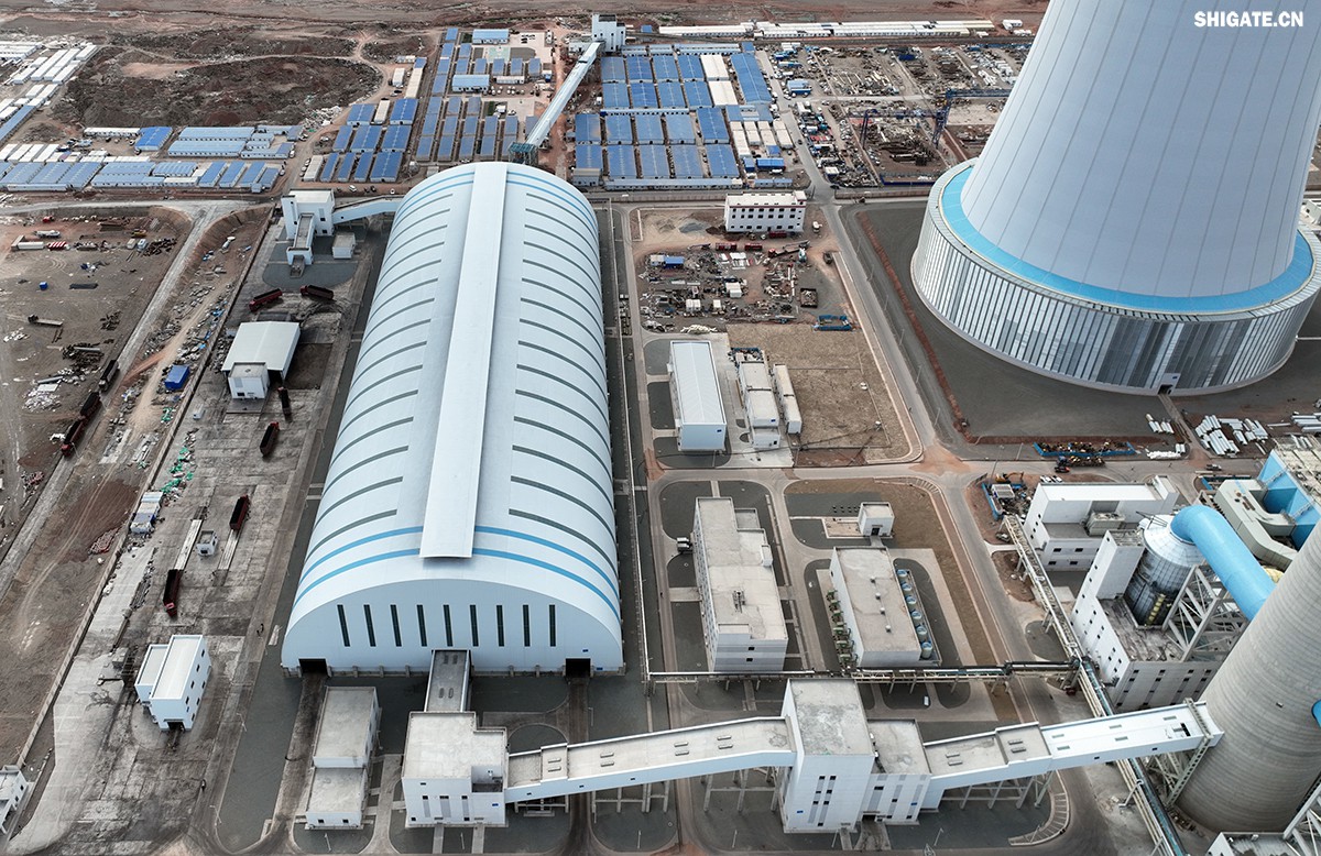 9月4日，我國首個“沙戈荒”新能源外送基地——新疆華電哈密2×100萬千瓦煤電項目建成投產(chǎn)，經(jīng)過為期半個多月試運行，狀況良好。在該項目建設(shè)過程中，河鋼集團舞鋼公司高端容器鋼板替代進口，獨家用于項目所需國內(nèi)首批100萬千瓦高效超超臨界純?nèi)夹陆邏A煤鍋爐等核心設(shè)備的制作，為國家重點新能源項目建設(shè)作出突出貢獻。    新疆華電哈密2×100萬千瓦煤電項目是國家十四五重點能源項目，新疆天山北麓戈壁能源基地重要組成部分，也是我國首個“沙戈荒”新能源外送基地首批機組和“疆電入渝”首批電源項目。新疆天山北麓戈壁能源基地通過“風(fēng)光火熱儲一體化”模式，推動新能源高比例外送，對優(yōu)化電力資源配置、促進區(qū)域協(xié)調(diào)發(fā)展具有重要意義。    640.jpg     河鋼集團舞鋼公司依靠科技創(chuàng)新和技術(shù)進步，不斷提升核心競爭力。圍繞市場和客戶需求，在產(chǎn)品創(chuàng)新上下足功夫，做到研發(fā)一代、生產(chǎn)一代、儲備一代，加快鋼鐵產(chǎn)品由“原料級”向“材料級”轉(zhuǎn)變，不斷提升產(chǎn)品價值和客戶服務(wù)能力。針對項目方要樹立“戈壁綠電新標(biāo)桿”的理念，河鋼集團舞鋼公司與參建單位聯(lián)合，為其生產(chǎn)項目核心關(guān)鍵設(shè)備提供所需鋼板。在生產(chǎn)過程中，科技人員創(chuàng)新工藝，在冶煉、軋鋼環(huán)節(jié)增加3項附加要求，嚴(yán)格跟蹤工藝執(zhí)行，攻克了鋼板表面質(zhì)量易波動等行業(yè)難題，確保了鋼板各項指標(biāo)完全滿足客戶需求并按期交付。    新疆華電哈密2×100 萬千瓦煤電項目是國家“十四五” 重點能源項目，也是“疆電入渝”工程的重要配套電源。項目位于哈密三塘湖戈壁腹地，規(guī)劃裝機容量200萬千瓦。江西水電承建了該項目輸煤系統(tǒng)建筑安裝工程，包括輸煤棧橋、轉(zhuǎn)運站、碎煤機室等關(guān)鍵設(shè)施。自2024年4月開工以來，面對施工現(xiàn)場自然環(huán)境惡劣和緊張工期等諸多不利因素，江西水電項目團隊齊心協(xié)力、迎難而上，精心組織、科學(xué)管理，統(tǒng)籌抓好安全、質(zhì)量和進度，全力推動項目建設(shè)，確保了輸煤系統(tǒng)全線設(shè)備安裝、調(diào)試工作順利完成，為機組燃煤供應(yīng)提供了可靠保障，為首臺機組投產(chǎn)奠定了堅實基礎(chǔ)。    b1e903722c7a4f6b8aa0be1839829f67.jpg    在項目建設(shè)過程中，江西水電項目團隊始終堅持高標(biāo)準(zhǔn)、嚴(yán)要求，積極與各參建單位協(xié)同作戰(zhàn)，克服了一個又一個技術(shù)難題。特別是在1號機組順利通過168小時試運行后，項目團隊乘勝追擊，加快推進2號機組建設(shè)，僅用兩個月時間就實現(xiàn)了2號機組的投產(chǎn)，安全、優(yōu)質(zhì)、高效地完成了既定目標(biāo)，實現(xiàn)年內(nèi)1號、2號機組雙投。    據(jù)了解，新疆華電哈密 2×100 萬千瓦煤電項目采用了國產(chǎn)高效超超臨界間接空冷燃煤機組，配套建設(shè)了封閉式煤場和210米高鋼結(jié)構(gòu)間冷塔，具有顯著的技術(shù)優(yōu)勢和環(huán)保效益。投產(chǎn)后，該項目每年預(yù)計可向重慶輸送電力超360億千瓦時，并支撐建設(shè)1020萬千瓦新能源項目，每年新增綠電249億千瓦時，在保障能源供應(yīng)的同時，為我國碳達峰碳中和目標(biāo)的實現(xiàn)貢獻積極力量。
